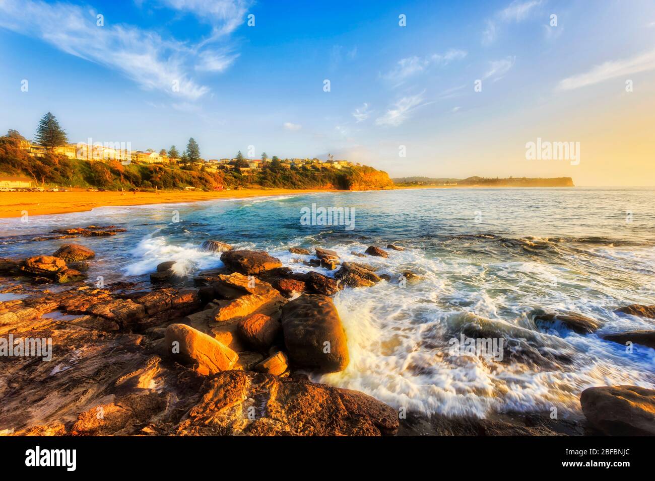 Playa Warriewood al amanecer mirando al norte en la costa del Pacífico de Sydney. Foto de stock