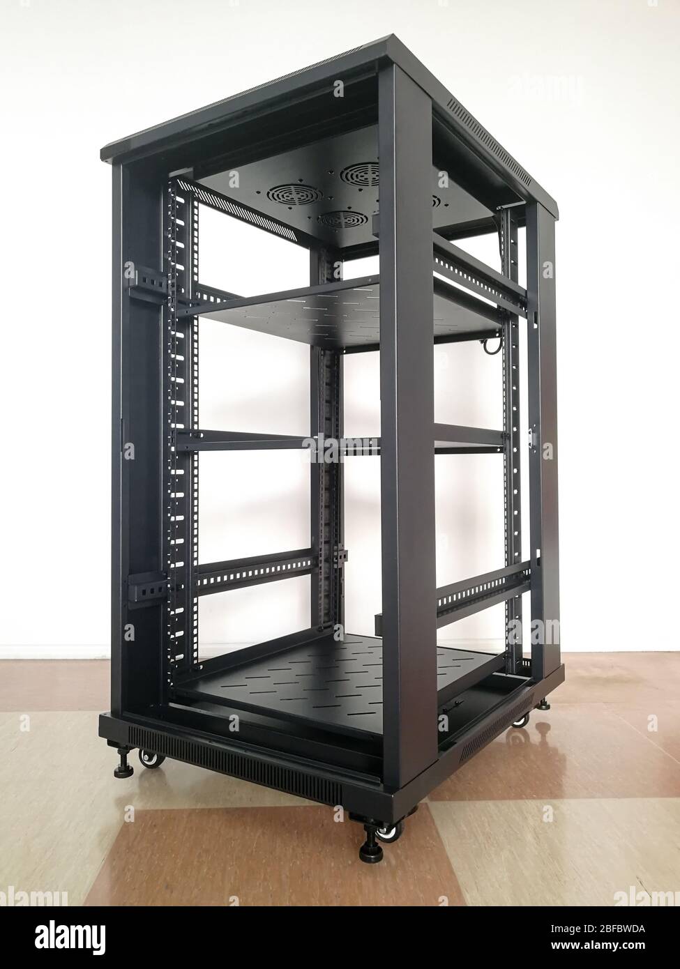 rack industrial de 19'' (rack de 19 pulgadas) para equipos o servidores de  telecomunicaciones Fotografía de stock - Alamy