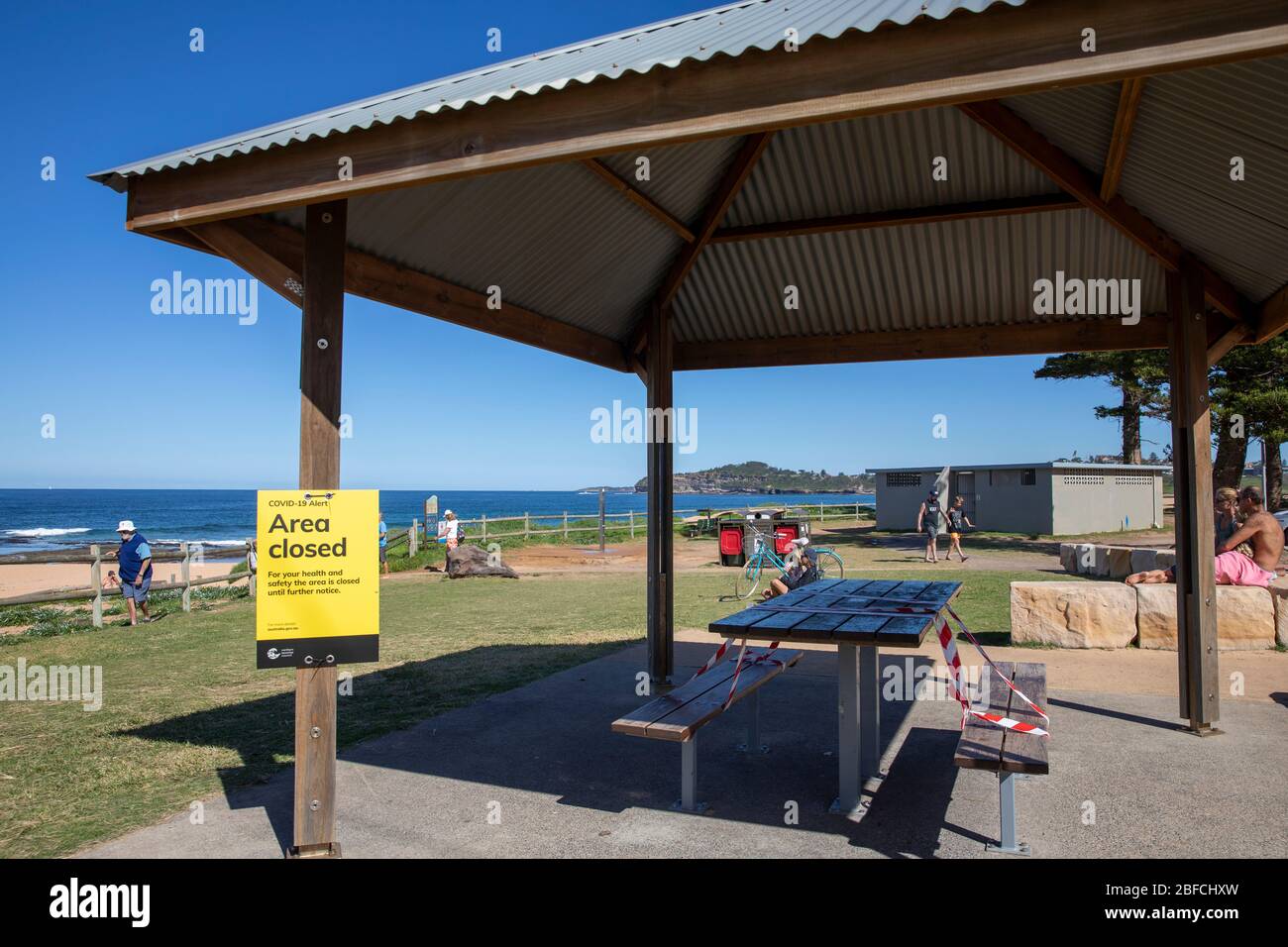 Sídney, Australia. Sábado 18 de abril de 2020. La playa de Mona Vale, en las playas del norte de Sydney, es una de las playas de la ciudad que permanece abierta, pero los residentes sólo pueden acceder a la playa con el fin de hacer ejercicio. Las áreas de picnic y barbacoa en la playa están cerradas debido a la pandemia de COVID-19..Credit Martin Berry/Alamy Live News Foto de stock