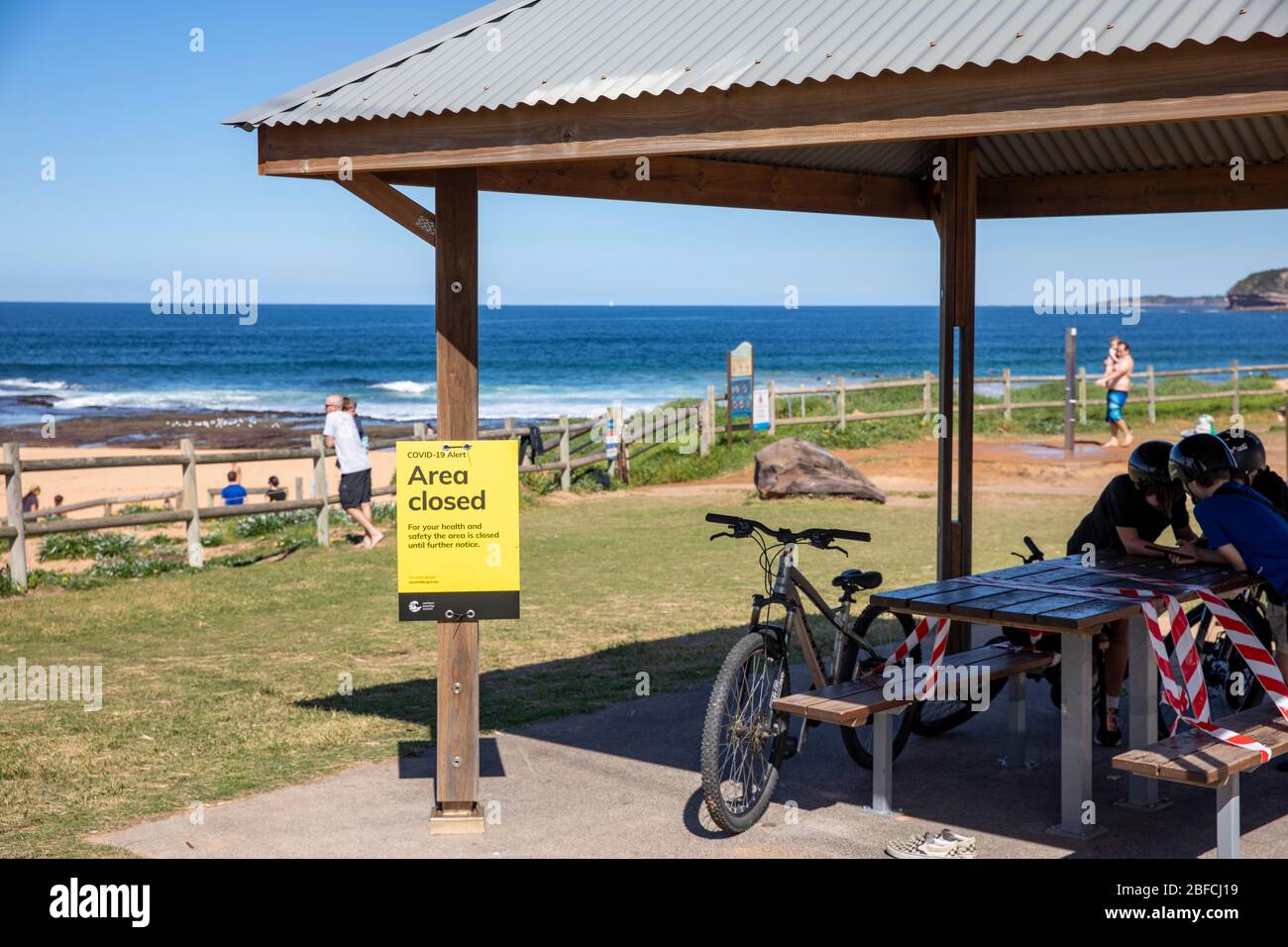 Sídney, Australia. Sábado 18 de abril de 2020. La playa de Mona Vale, en las playas del norte de Sydney, es una de las playas de la ciudad que permanece abierta, pero los residentes sólo pueden acceder a la playa con el fin de hacer ejercicio. Las áreas de picnic y barbacoa en la playa están cerradas debido a la pandemia de COVID-19..Credit Martin Berry/Alamy Live News Foto de stock