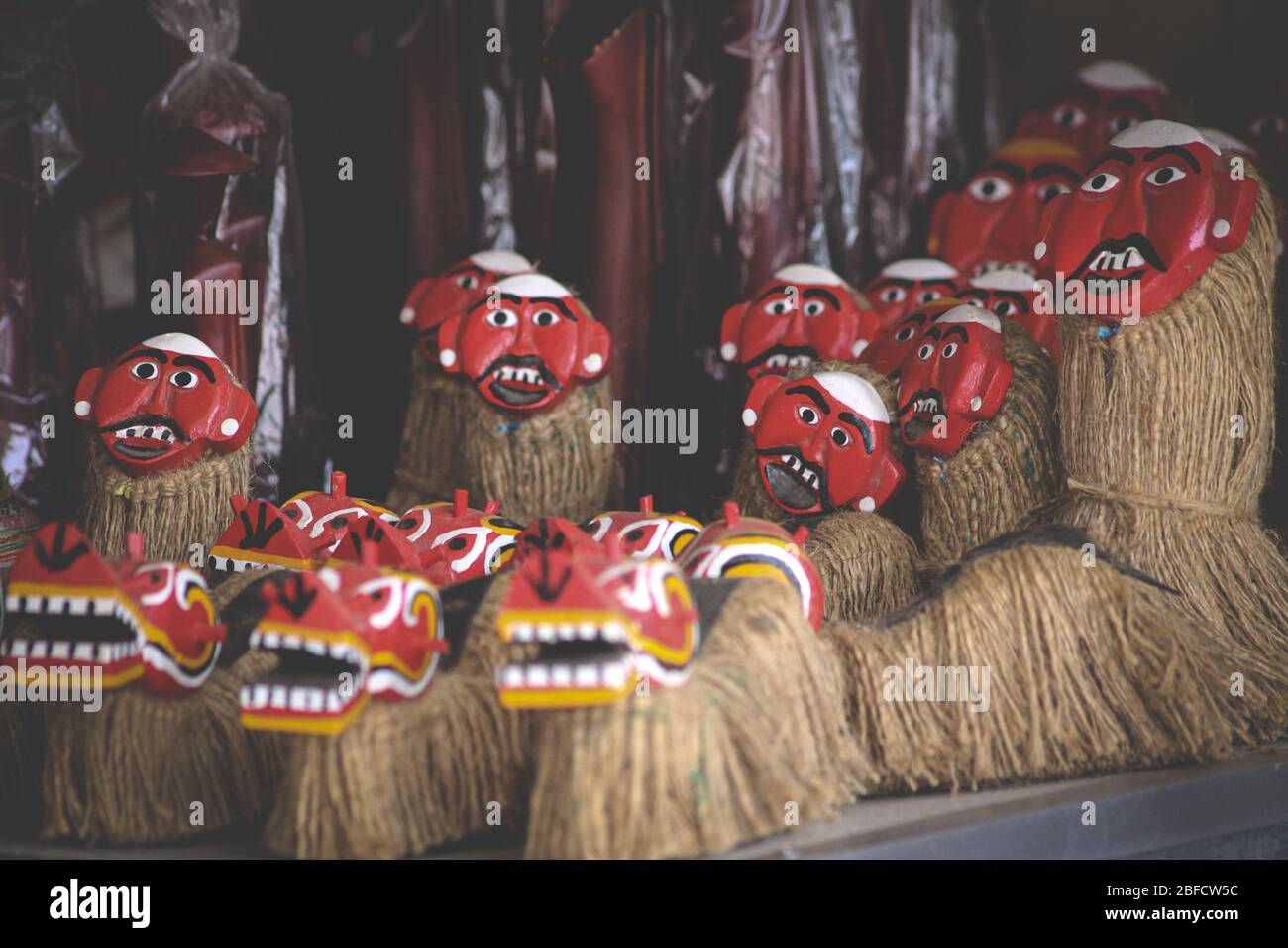 Artesanía tradicional laosiana y el arte se venden como recuerdos para turistas en el mercado nocturno de Luang Prabang, Laos Foto de stock