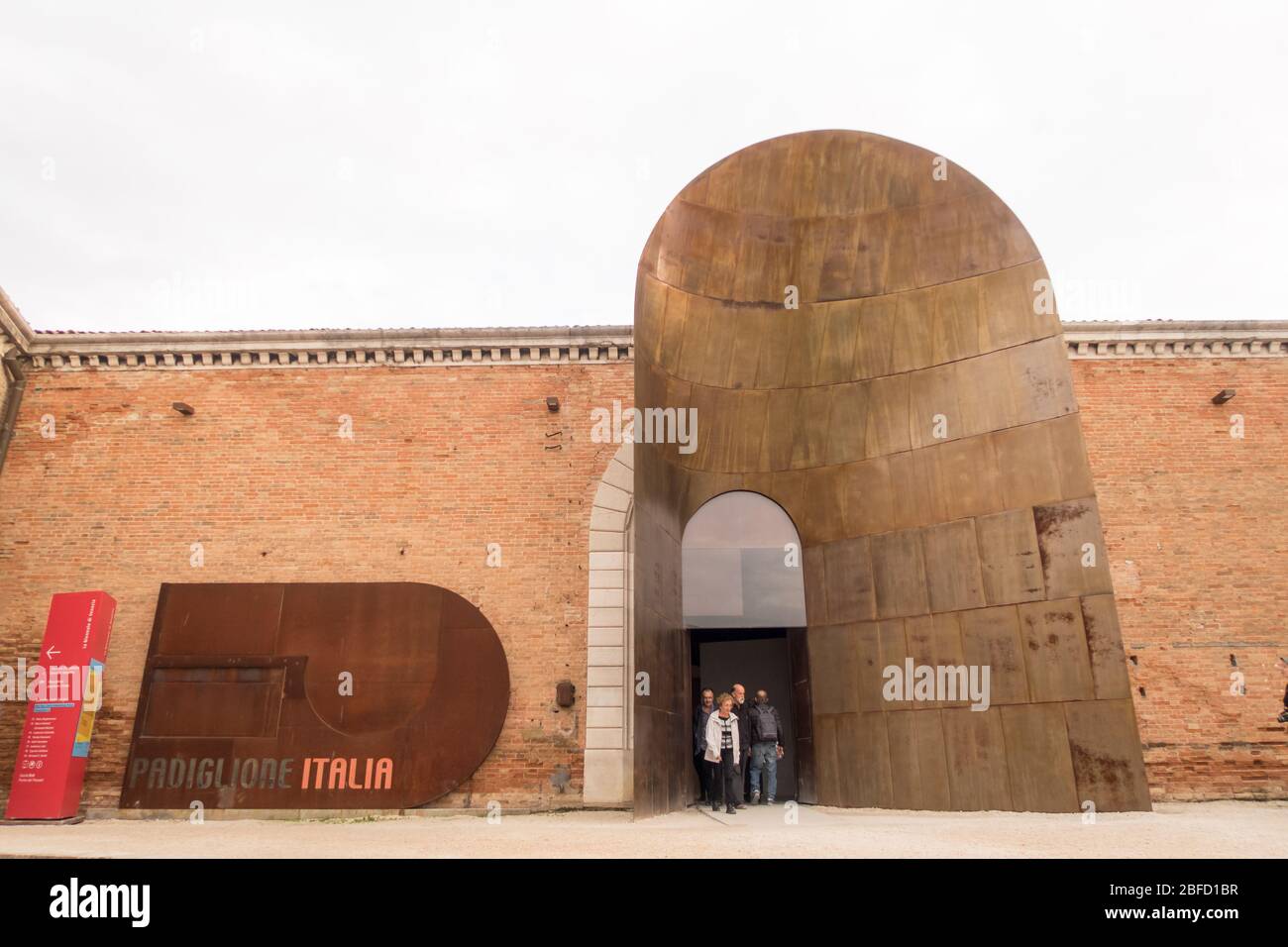 La entrada al Pabellón Italiano en la Bienal de Venecia Foto de stock