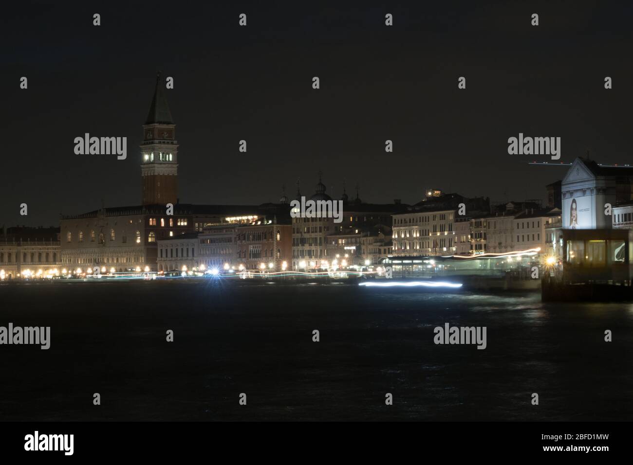 Una vista nocturna de Venecia y el Campanile de San Marcos Foto de stock