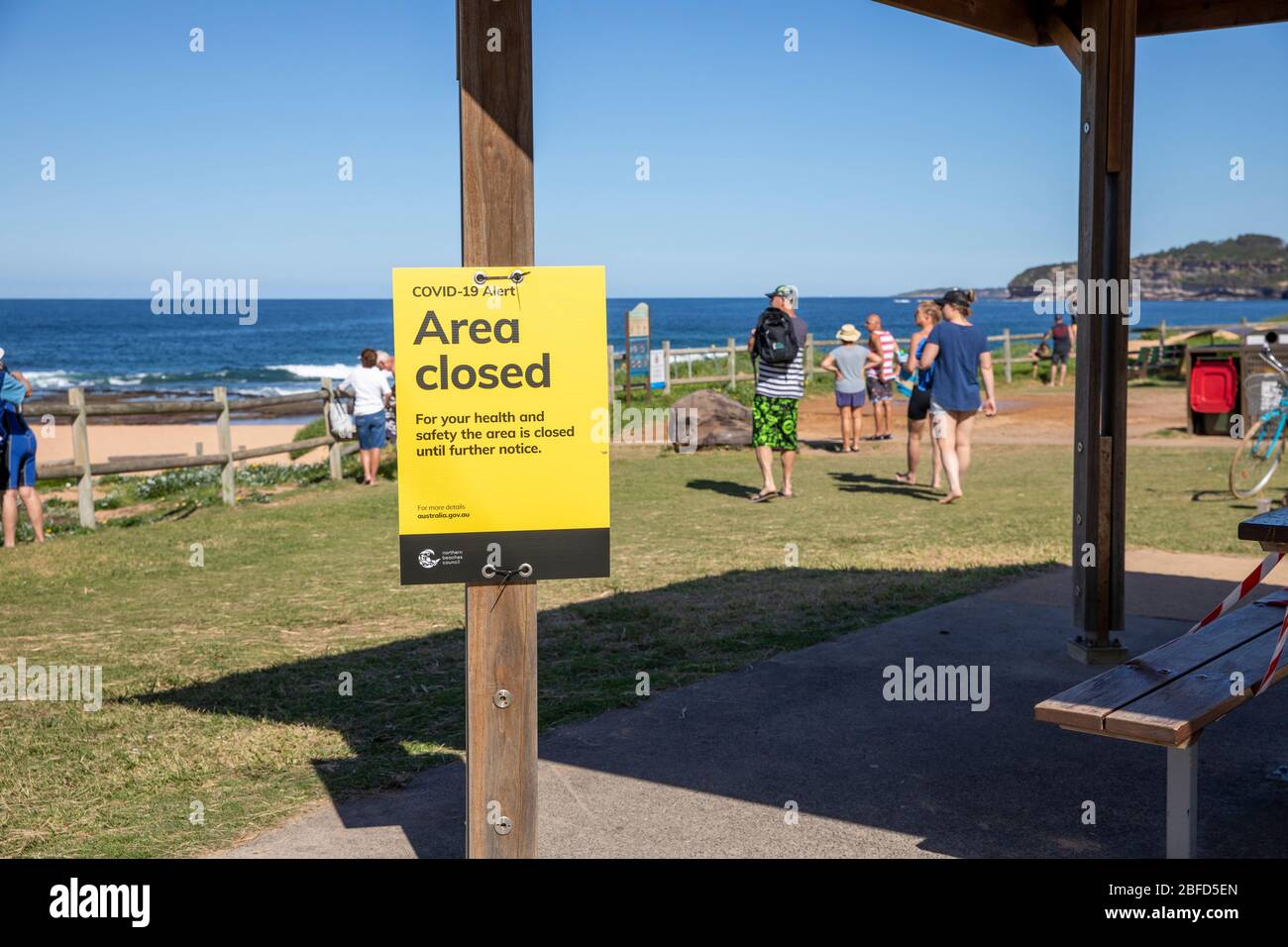 La pandemia de COVID 19 conduce al cierre de áreas públicas y a lugares para picnic y barbacoas en las playas de Sydney, aquí la playa de Mona vale, Sydney, Australia Foto de stock