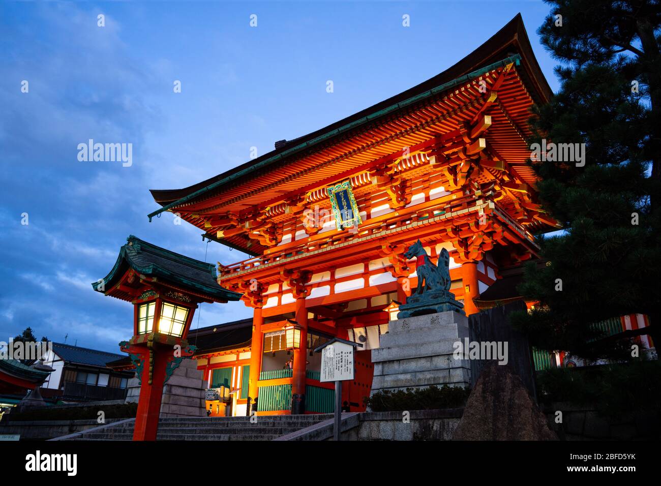 El santuario Fushimi Inari-Taisha es conocido en todo el mundo como uno de los lugares más emblemáticos de Kioto, Japón. Más de 1300 años de edificio histórico. Foto de stock