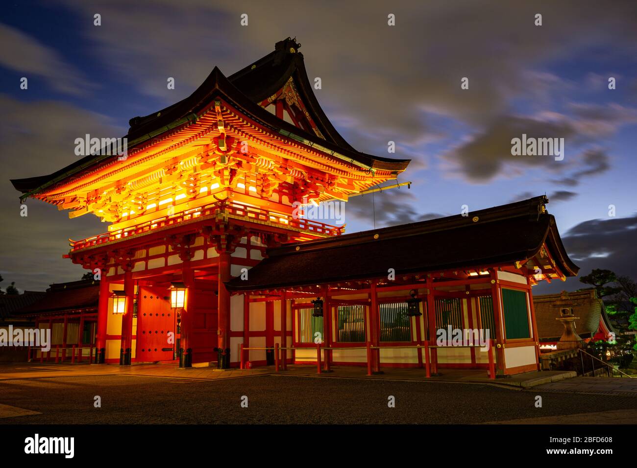 El santuario Fushimi Inari-Taisha es conocido en todo el mundo como uno de los lugares más emblemáticos de Kioto, Japón. Más de 1300 años de edificio histórico. Foto de stock