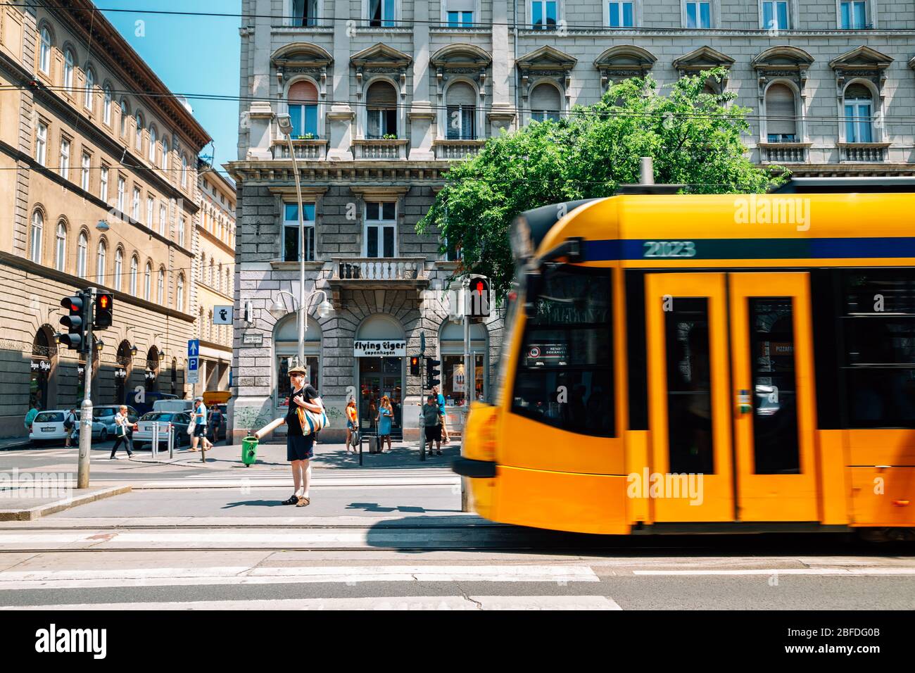 Budapest, Hungría - 25 de junio de 2019 : Calle Terez krt y tranvía amarillo Foto de stock