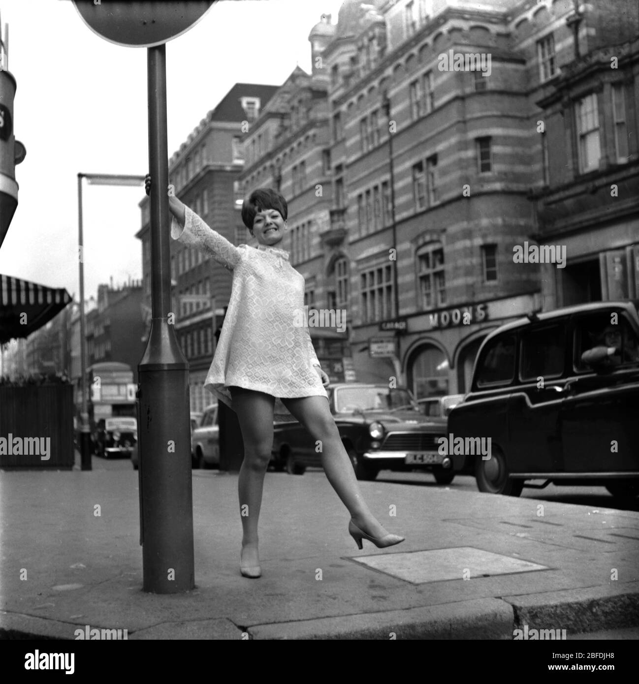 17 de mayo de 1967, Londres. Patsy Jones cantante pop de 1960 posan en una calle de Londres. Patsy tuvo un éxito en 1967 con Colors of Love. Foto de Tony Henshaw Archivo Foto de stock