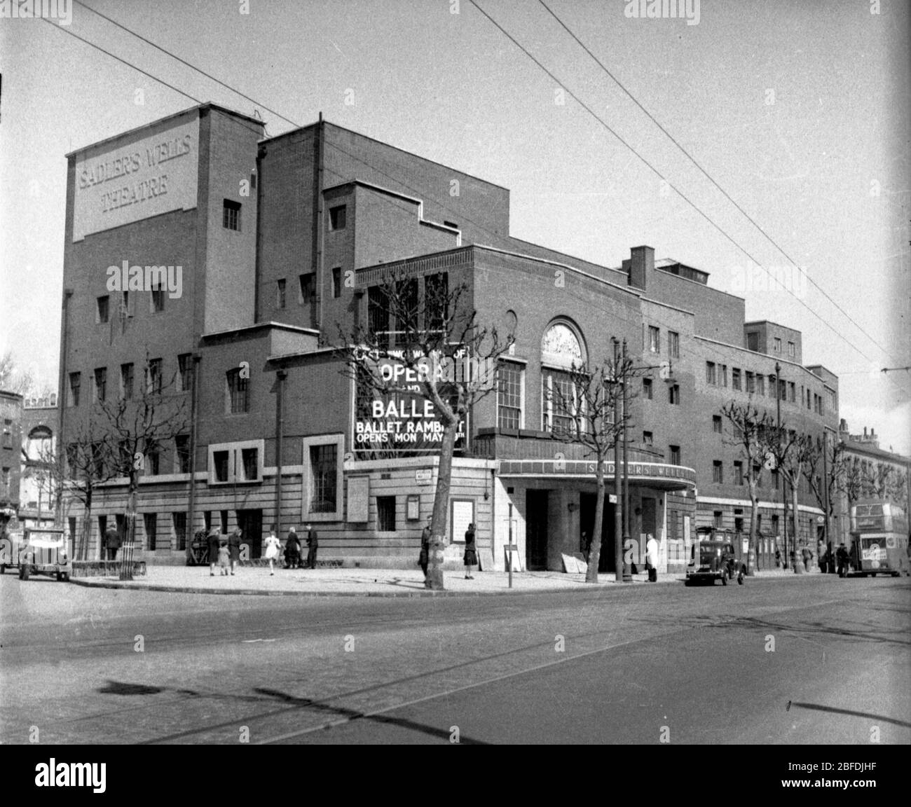 Vista del Teatro Sadler's Wells, Roseberry Avenue, Londres c1950 Foto de Tony Henshaw Archive Foto de stock