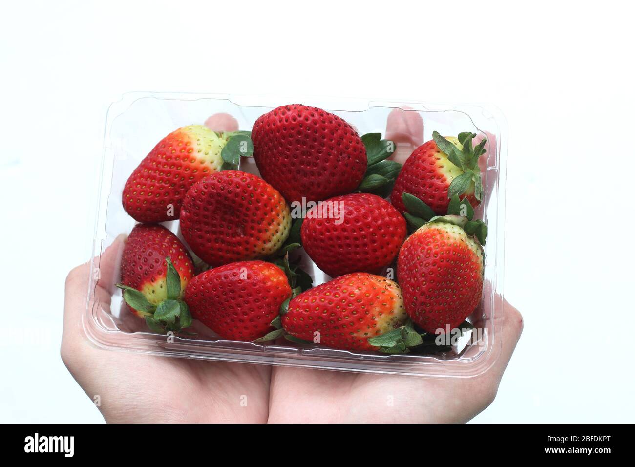 Primer plano de fresas frescas aisladas sobre fondo blanco Foto de stock