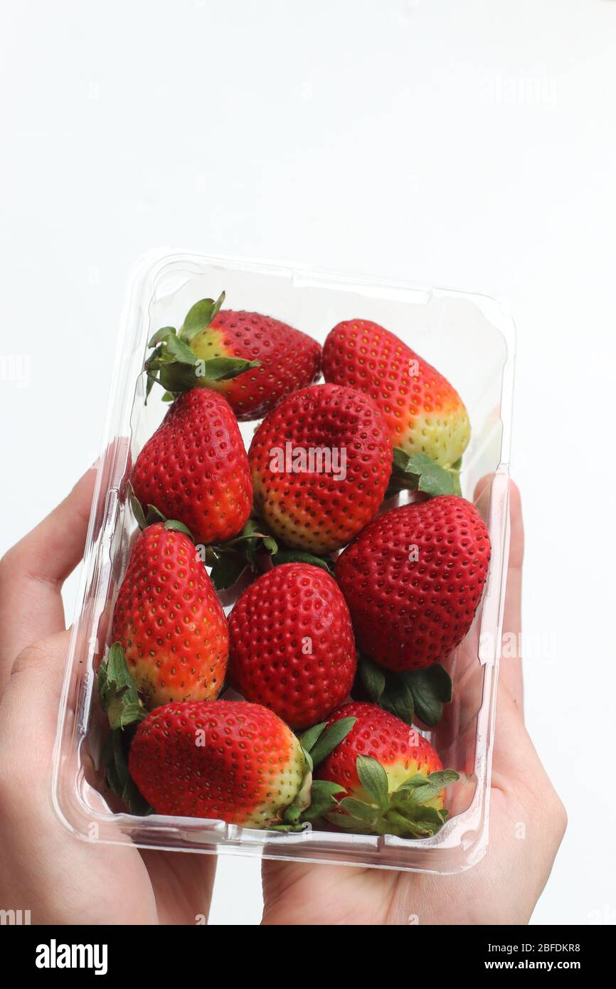 Primer plano de fresas frescas aisladas sobre fondo blanco Foto de stock