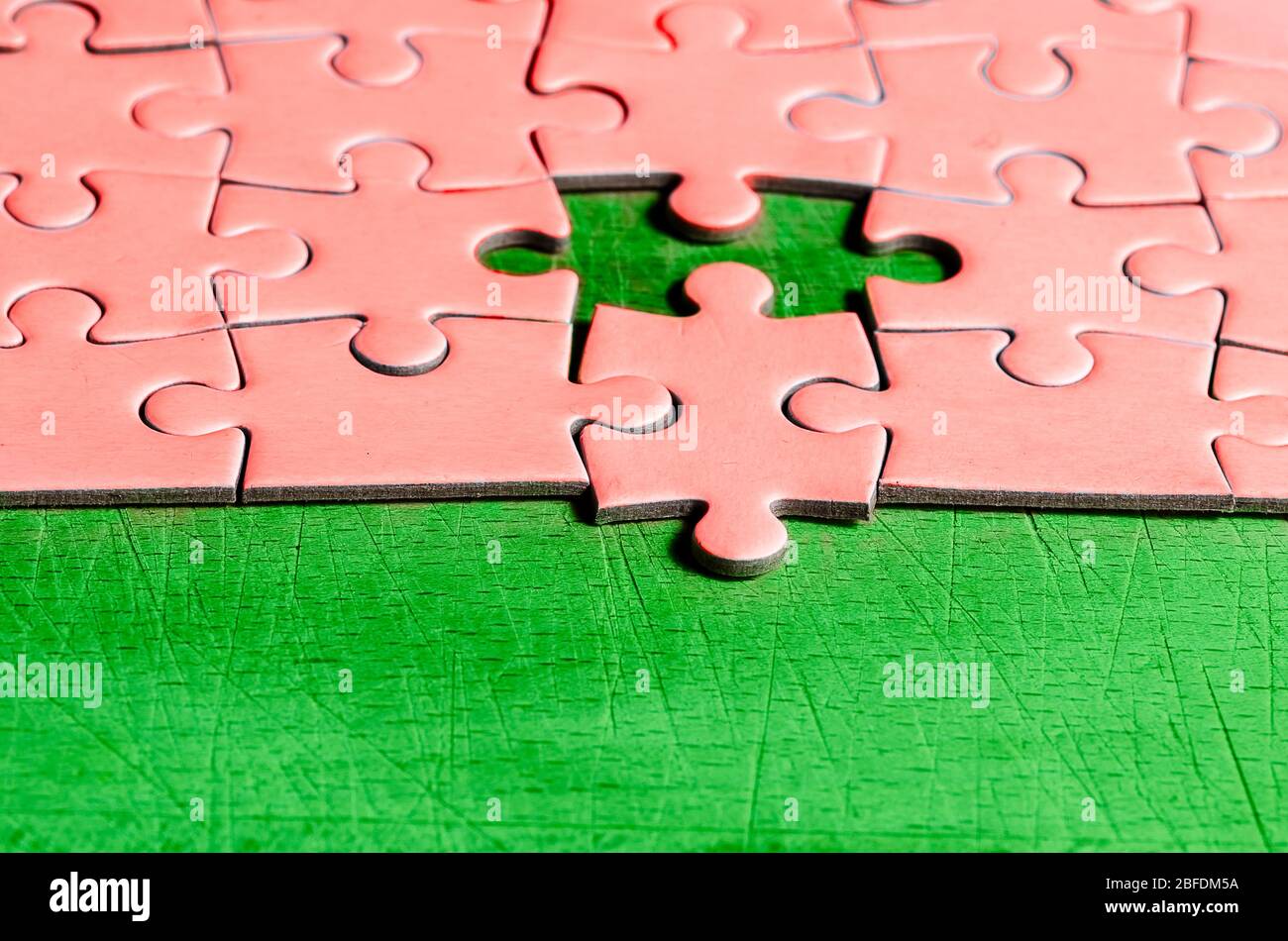 White jigsaw/puzzle con una pieza en posición incorrecta, más de fondo de  la tabla de madera negra, símbolo de la resolución de problemas y la nueva  visión Fotografía de stock - Alamy