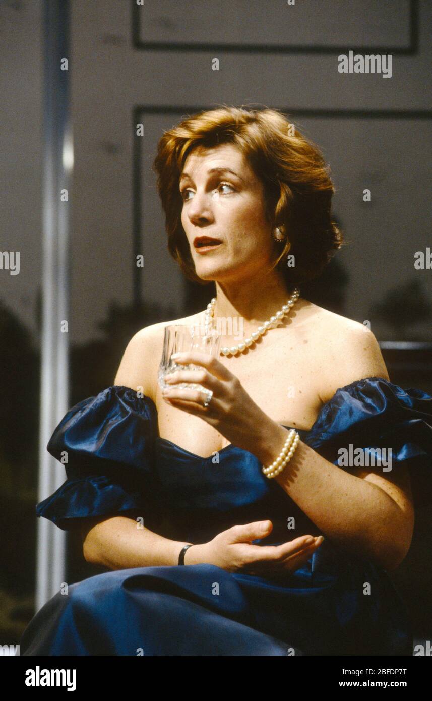 Harriet Walter (Biddy) en TRES AVES QUE SE PELAN EN UN CAMPO por Timberlake Wertenbaker en el Royal Court Theatre en 1991 diseño: Sally Jacobs iluminación: Rick Fisher director: Max Stafford-Clark Foto de stock