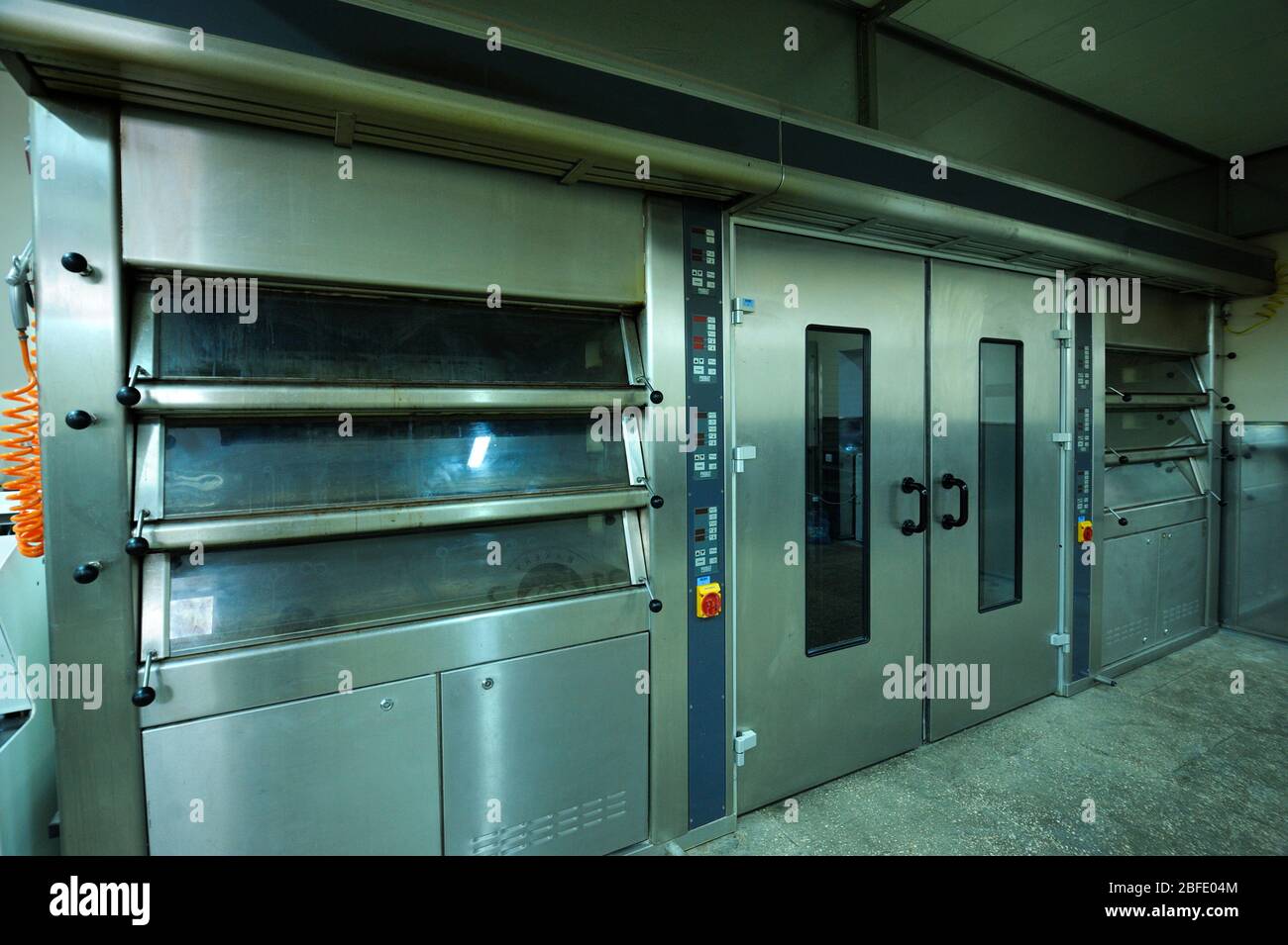 En la panadería: Horno eléctrico de tres secciones preparado para hacer pan  Fotografía de stock - Alamy