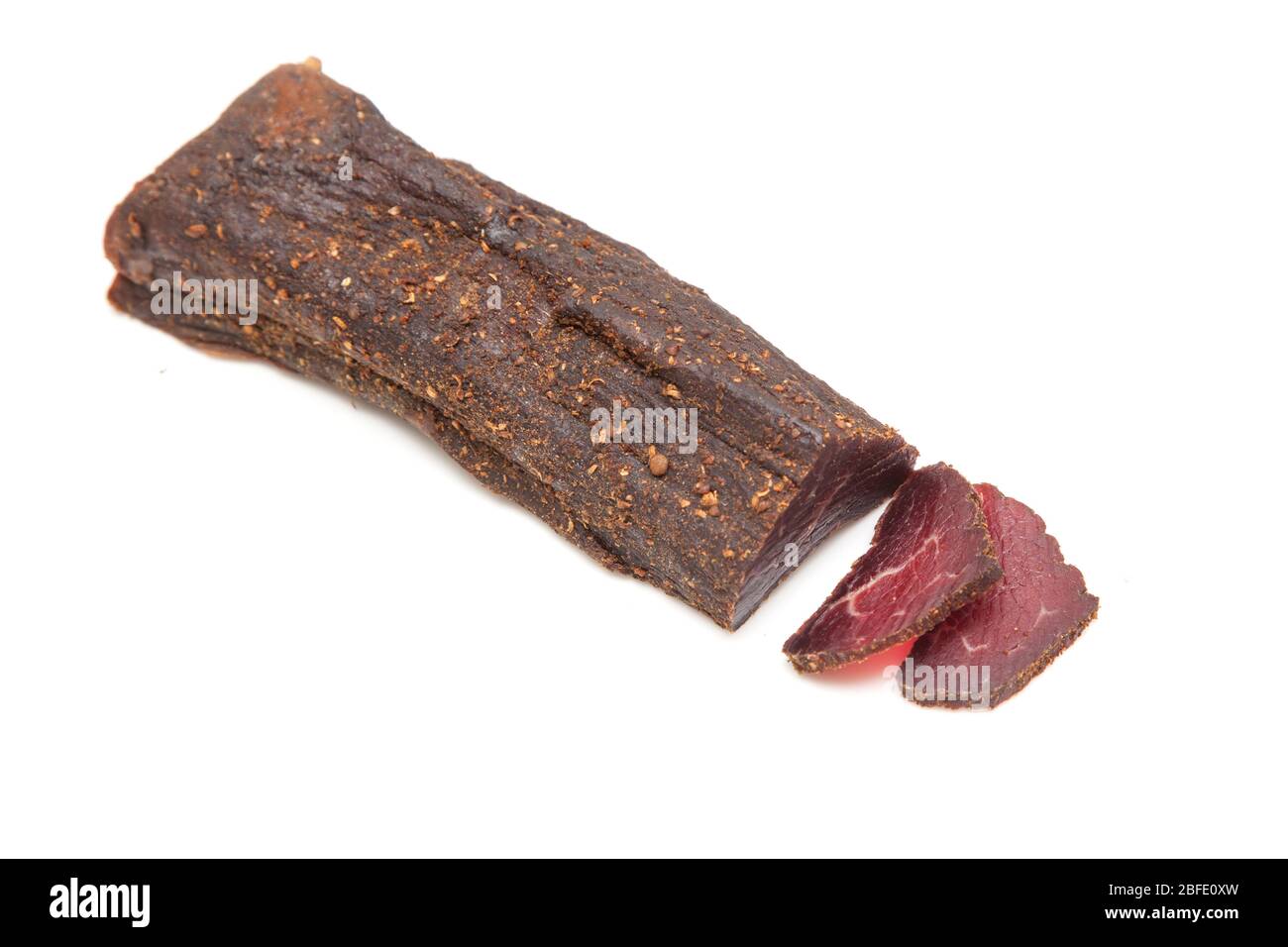 https://c8.alamy.com/compes/2bfe0xw/beef-biltong-jerky-sudafricano-de-carne-de-vacuno-aislado-sobre-un-fondo-blanco-de-estudio-2bfe0xw.jpg