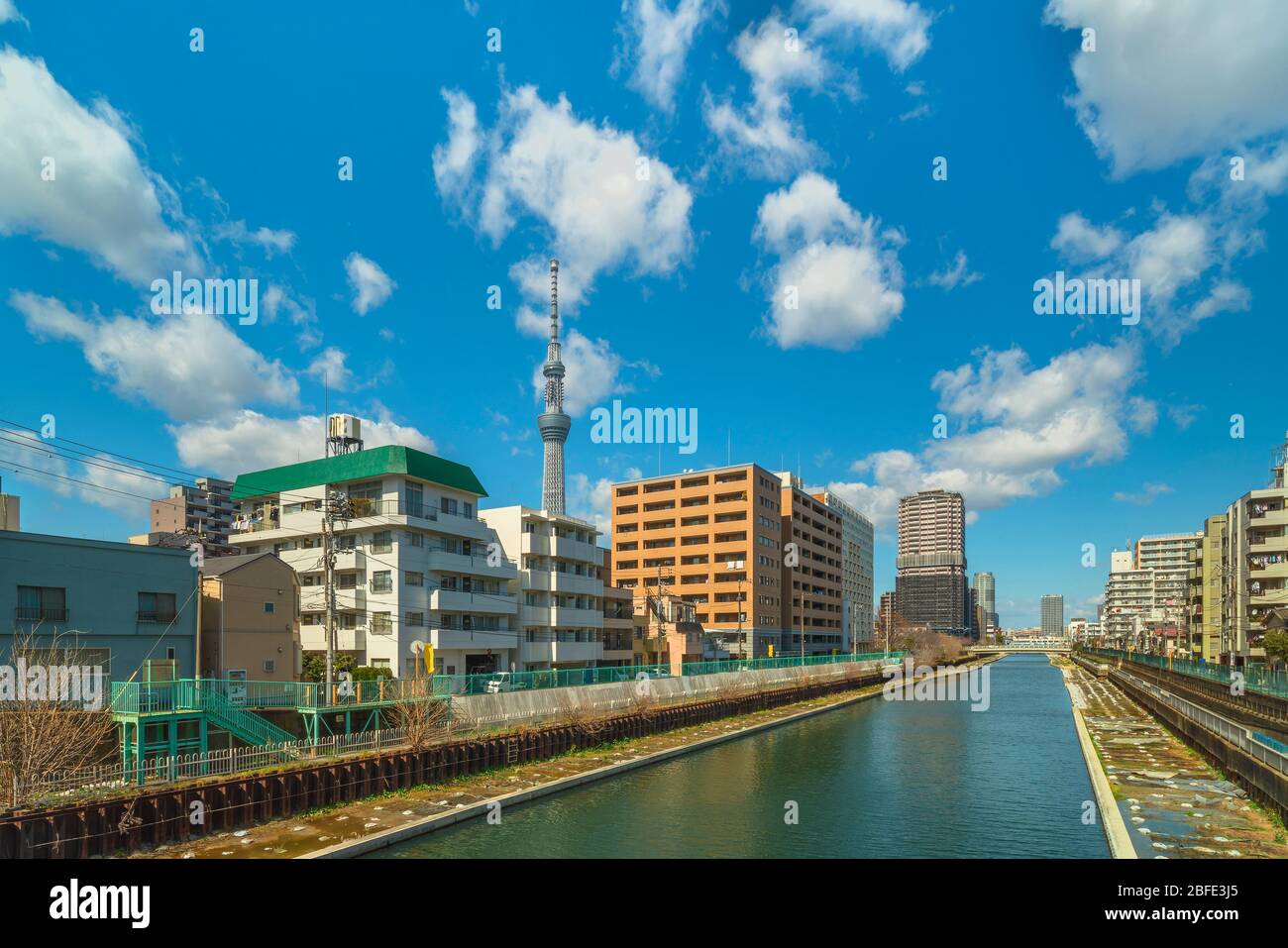 El río Yokojukken también nombró el río Tenjin debido a su proximidad al santuario Kameido Tenjin en el distrito Kuroda de Tokio con el Skytree Tow Foto de stock