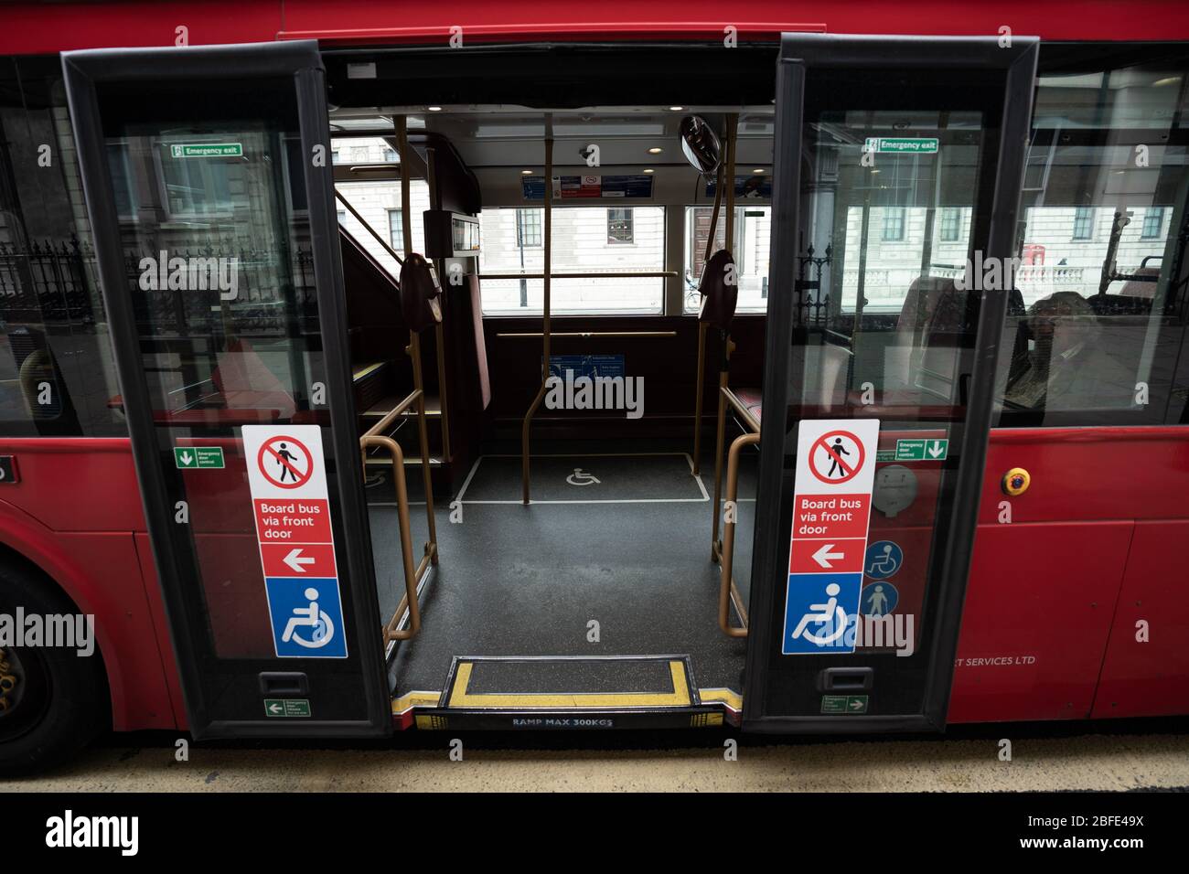 Las puertas centrales de un autobús de Londres se ven en Westminster a  partir del lunes 20 de abril TfL introduce la puerta intermedia sólo a  través de la red de autobuses