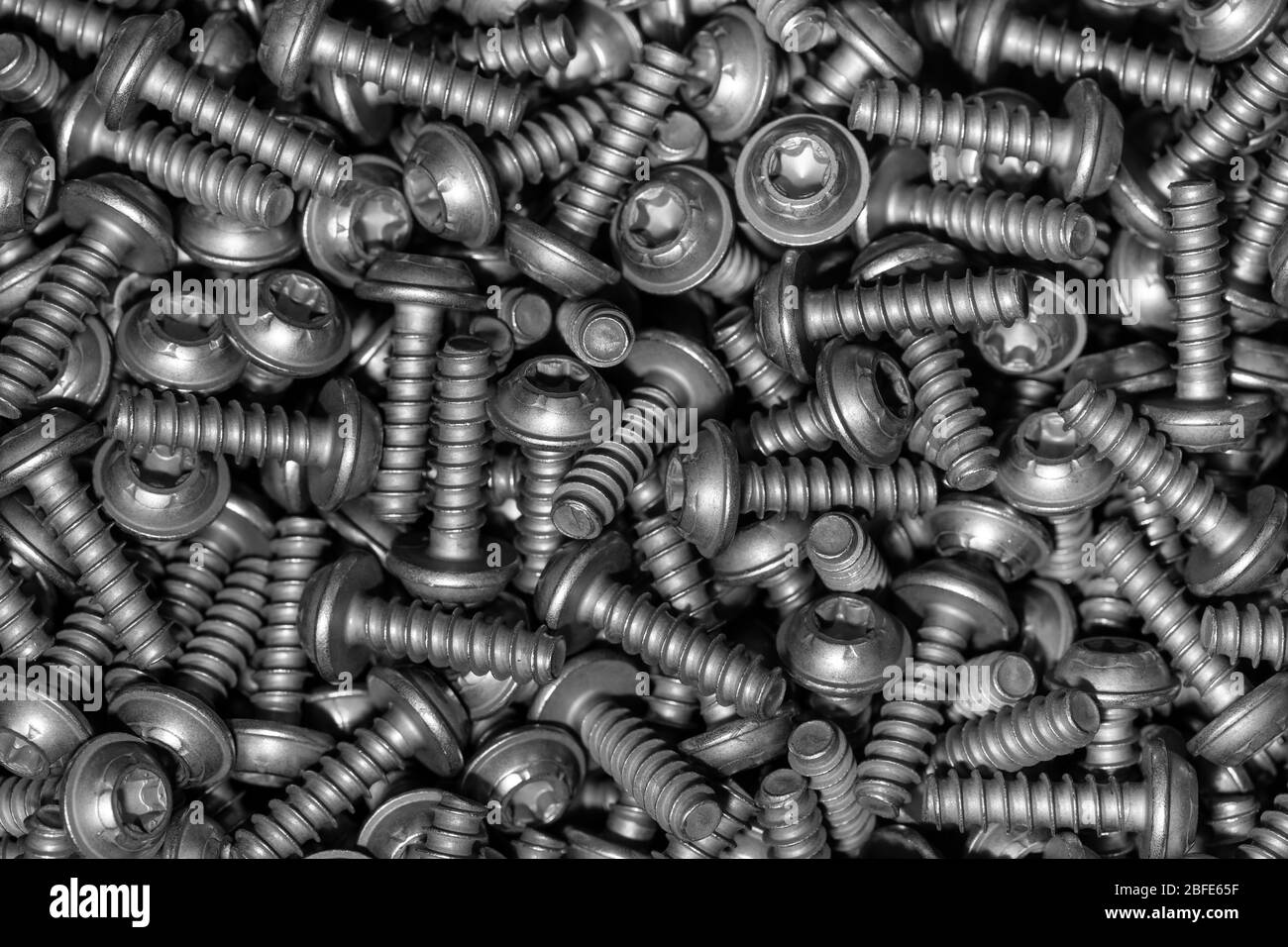 Una enorme arrenge de tornillos metálicos o de hierro, tornillos de fondo,  papel pintado, textura, fondo industrial y concepto Fotografía de stock -  Alamy