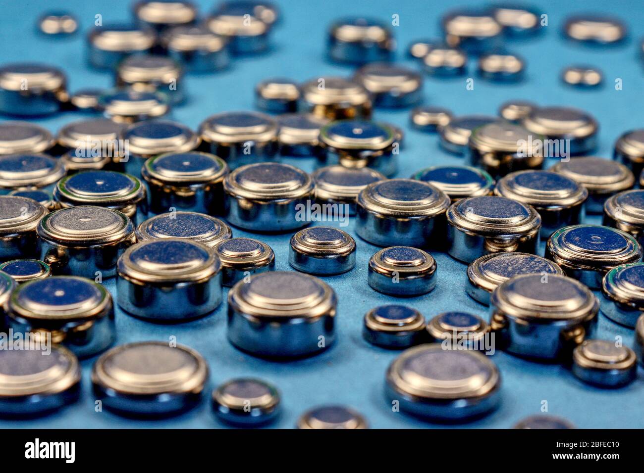 Diversos tipos de pilas. Botón y micro celda Fotografía de stock - Alamy