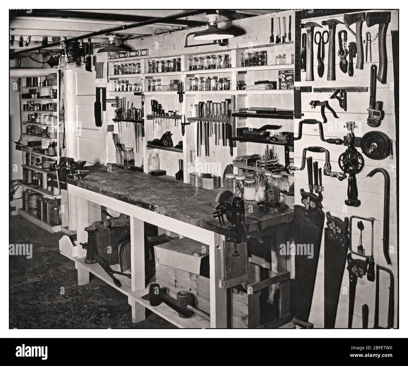 Archivo 1940's EE.UU. Histórico banco de trabajo y herramientas para el  bricolaje bien equipado sala de bodega con 'Tompkins County Work Bench' y  una amplia variedad de herramientas de bricolaje en casa