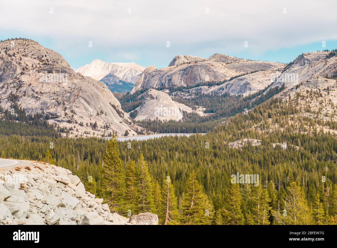 Vistas desde Olmsted Point del entorno natural del Parque Nacional Yosemite, California, Estados Unidos Foto de stock