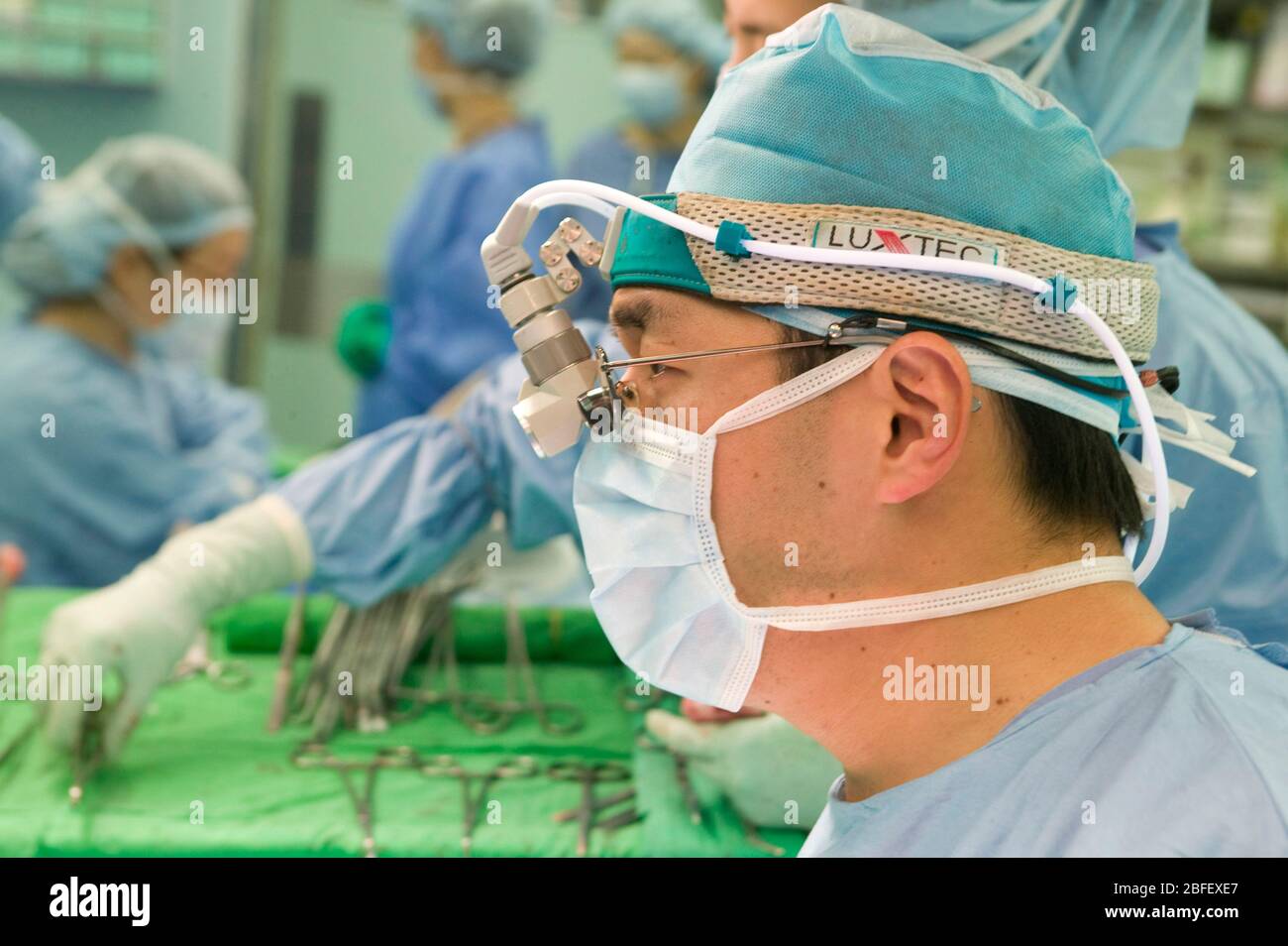 Primer cirujano con lentes binoculares ayuda fotografías e imágenes de alta  resolución - Alamy