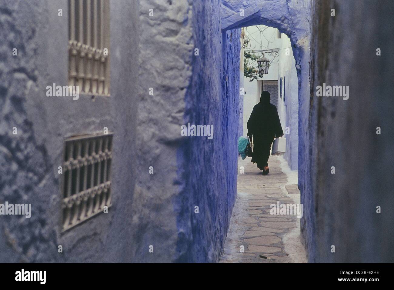 Mujer que llevaba una bufanda Sefsari, barrio Medina en Hammamet. Túnez.  África del Norte Fotografía de stock - Alamy