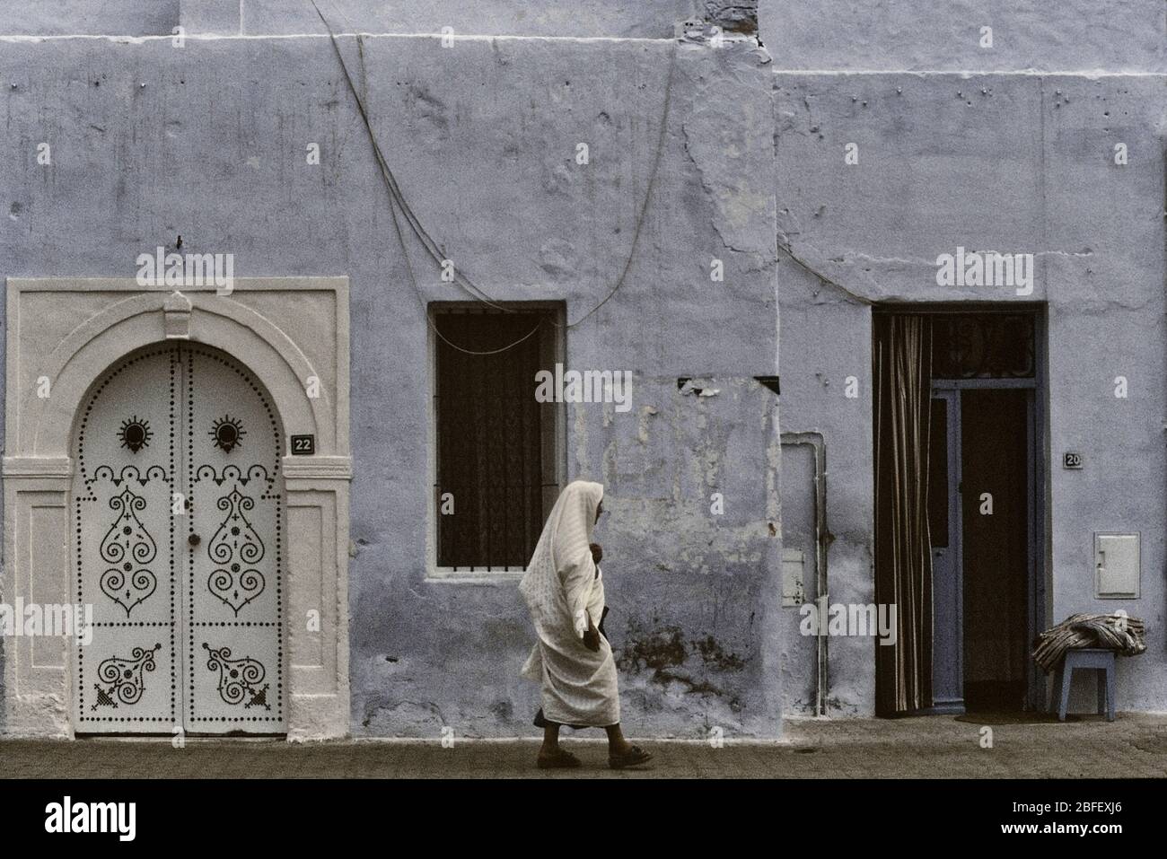 Mujer mayor con bufanda Sefsari, barrio Medina en Hammamet. Túnez. África  del Norte Fotografía de stock - Alamy