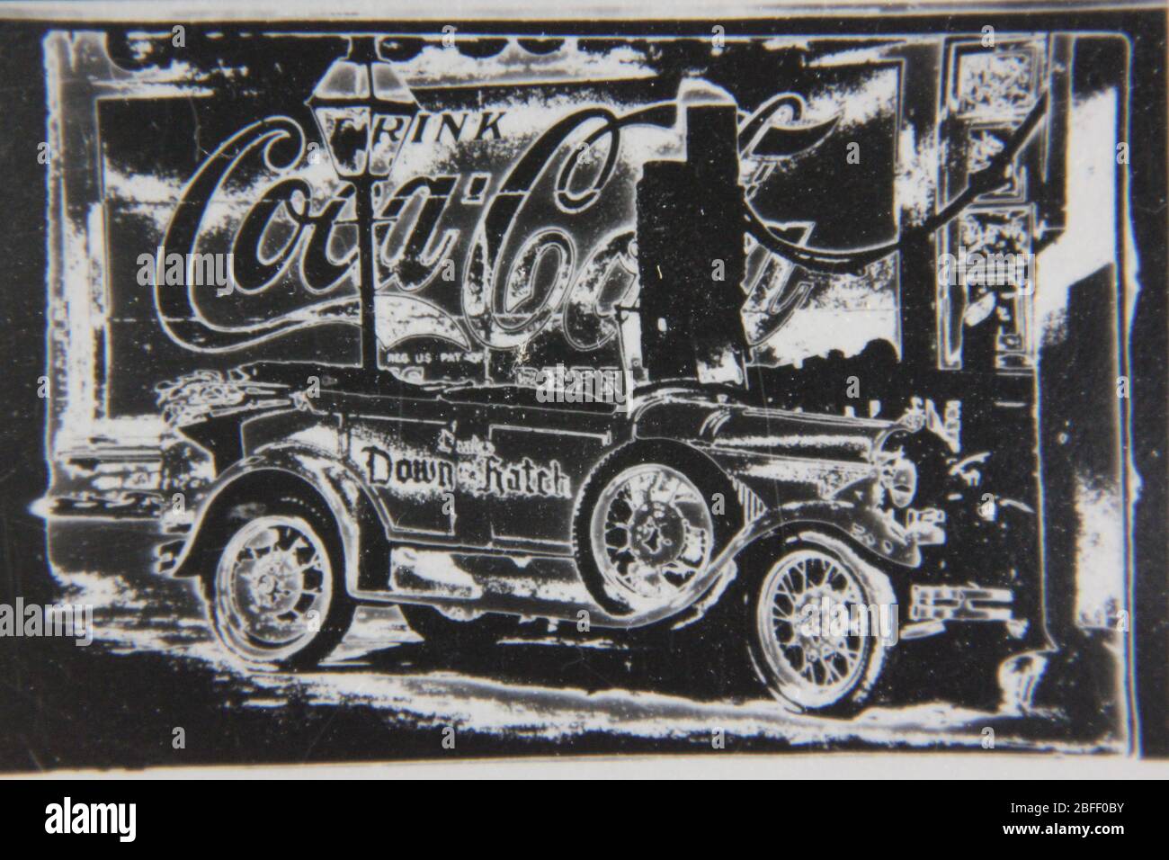 Fotografía en blanco y negro de la época de los 70 de un elegante coche  aparcado frente a una cartelera de Coca Cola Fotografía de stock - Alamy