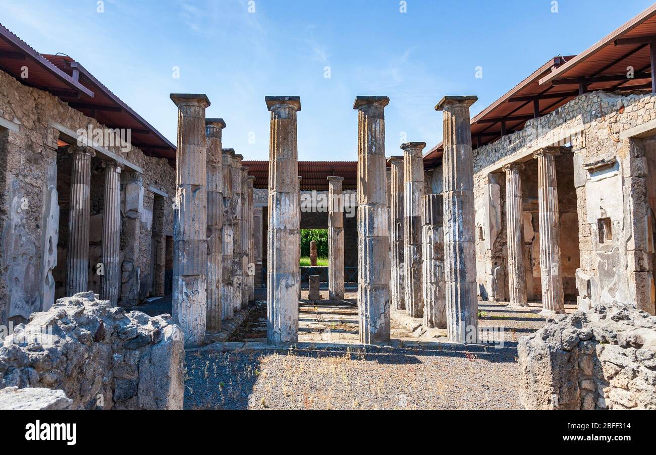 Columnas dóricas en el atrio de la Casa de M. Epidius Rufus en Pompeya Romana, Italia Foto de stock