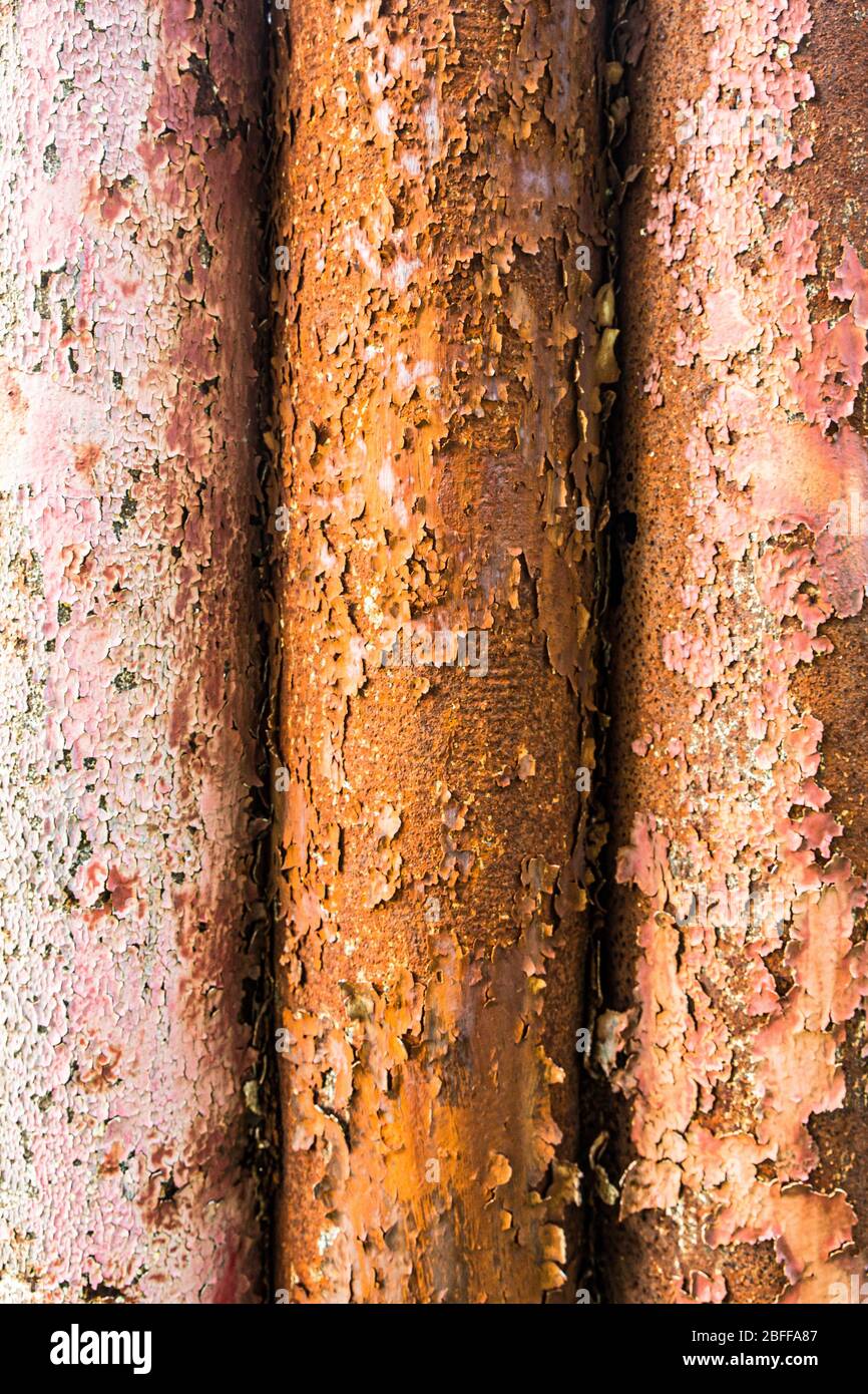 Tres barras metálicas oxidadas corroídas Foto de stock