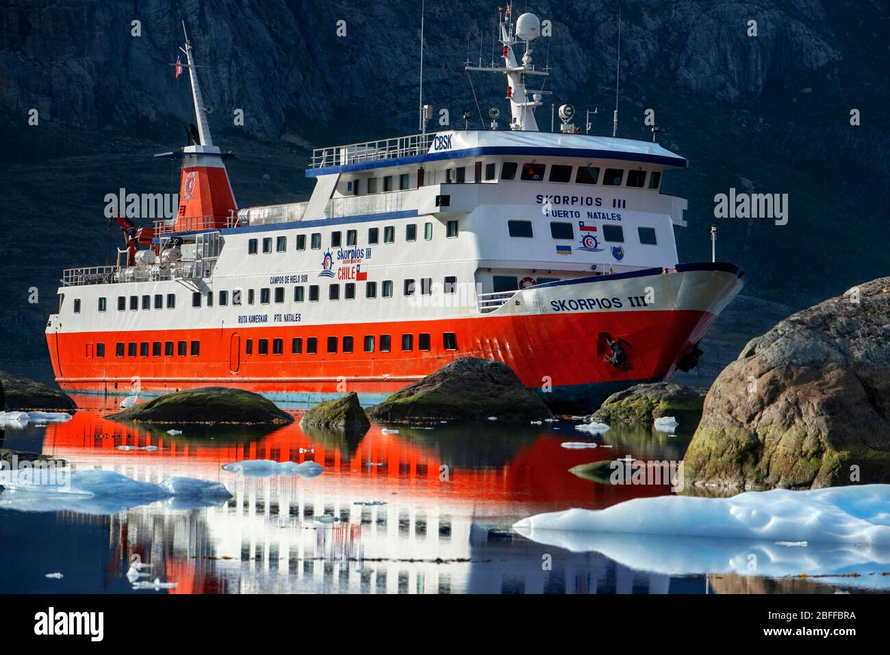 Crucero Skorpios III en el glaciar Alsina en el borde del Canal Sarmiento  en el Parque Nacional Bernardo o'Higgins en la Patagonia, Chile, fiordos  cerca de Puerto N Fotografía de stock -