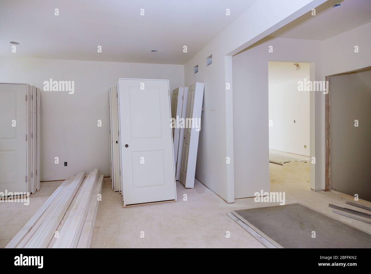 Instalación de un asa con cierre de pestillo para una puerta interior  Fotografía de stock - Alamy