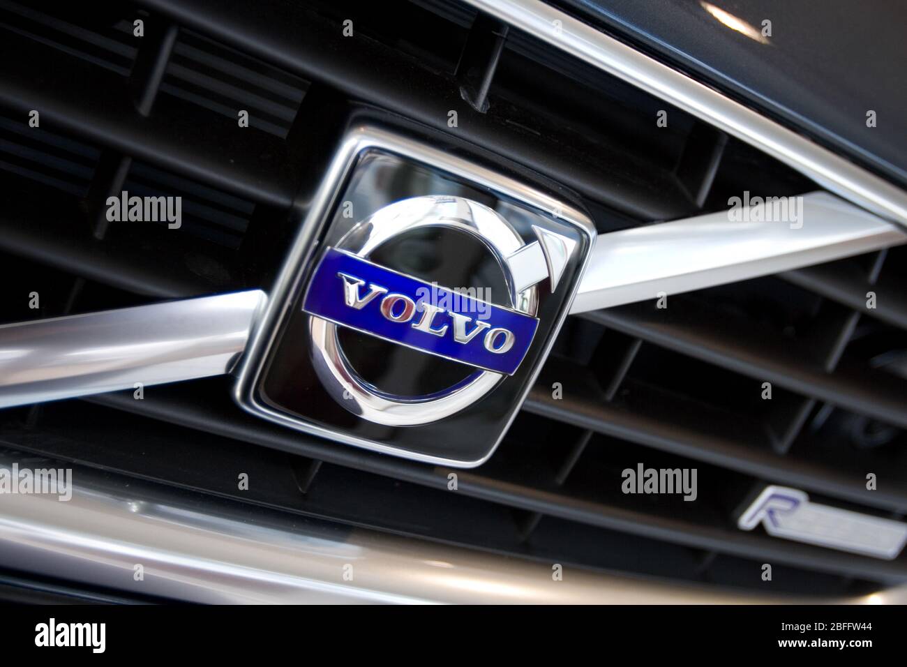 El emblema de Volvo en la parrilla delantera de un coche Fotografía de  stock - Alamy