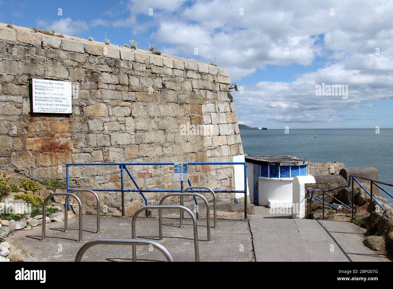 El lugar de natación salvaje de cuarenta pies en Sandycove en el condado de Dublín Foto de stock