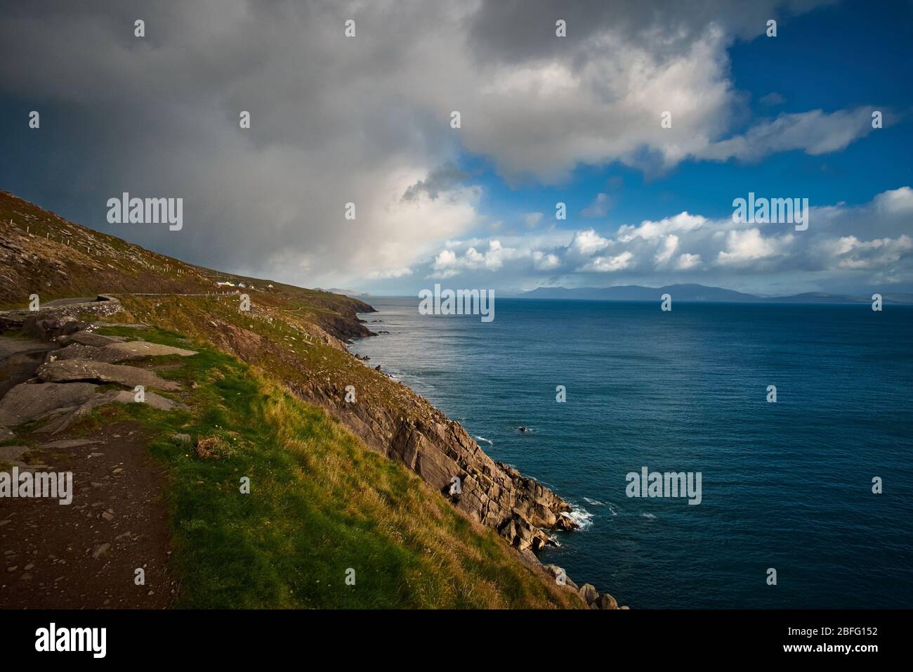 Vista de la costa irlandesa en el Slea Head Drive en el camino Atlántico salvaje en la península de Dingle Irlanda Foto de stock
