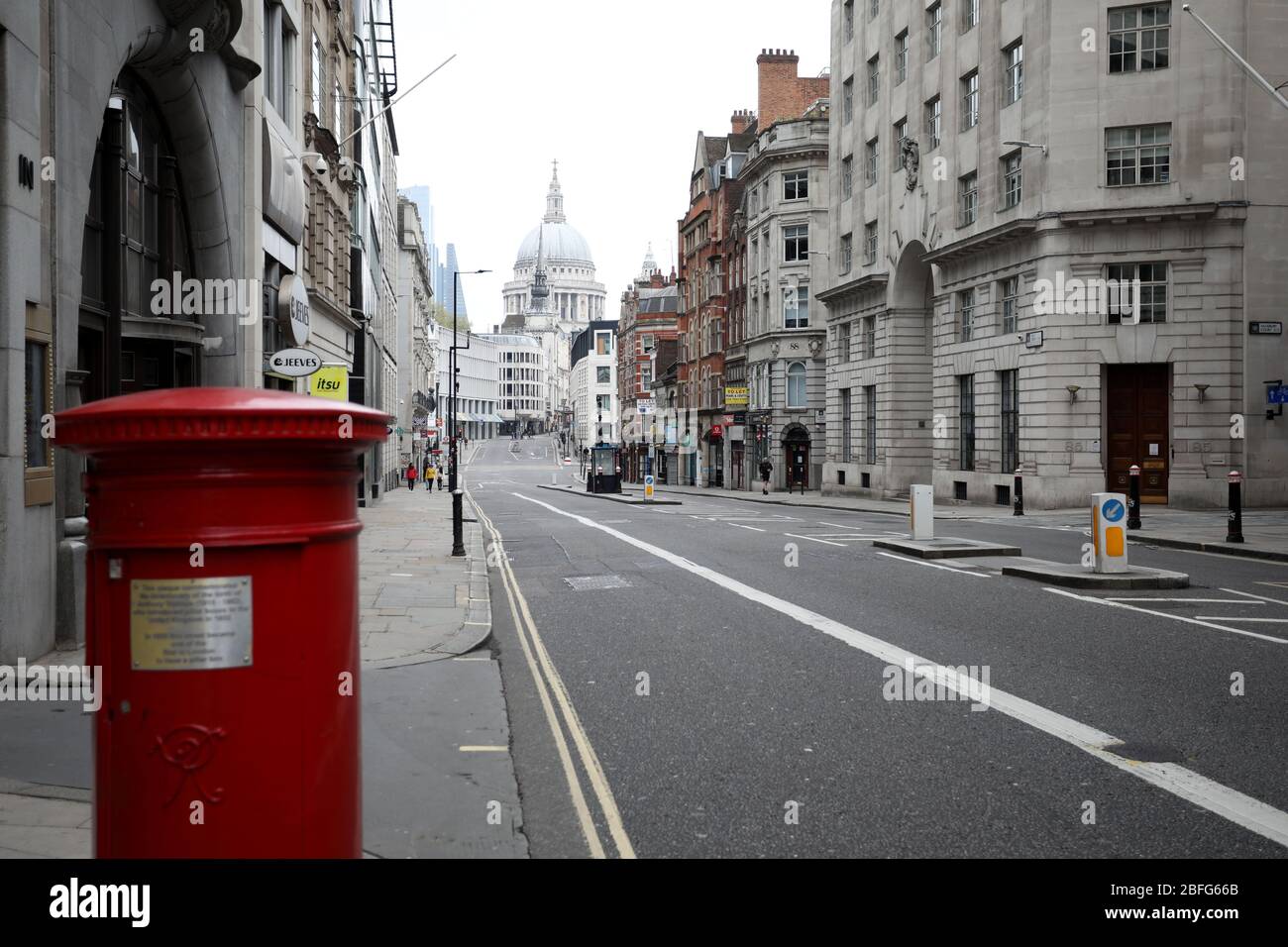 Londres, Reino Unido. 18 de abril de 2020. Día veintiséis de Lockdown en Londres. Fleet Street está casi desierta en un centro de Londres muy tranquilo para un sábado, ya que el país está en bloqueo debido a la pandemia del Coronavirus COVID-19. No se permite a la gente salir de casa excepto por compras mínimas de alimentos, tratamiento médico, ejercicio - una vez al día, y trabajo esencial. COVID-19 Coronavirus Lockdown, Londres, Reino Unido, el 18 de abril de 2020 crédito: Paul Marriott/Alamy Live News Foto de stock