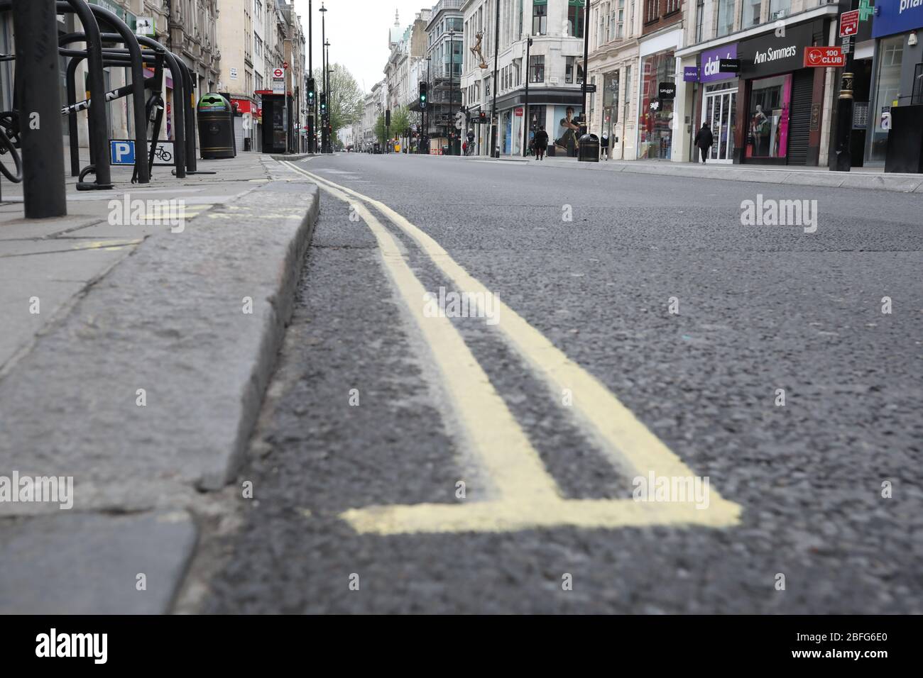 Londres, Reino Unido. 18 de abril de 2020. Día veintiséis de Lockdown en Londres. Una calle Oxford casi desierta, ya que el país está en encierro debido a la pandemia del coronavirus COVID-19. No se permite a la gente salir de casa excepto por compras mínimas de alimentos, tratamiento médico, ejercicio - una vez al día, y trabajo esencial. COVID-19 Coronavirus Lockdown, Londres, Reino Unido, el 18 de abril de 2020 crédito: Paul Marriott/Alamy Live News Foto de stock
