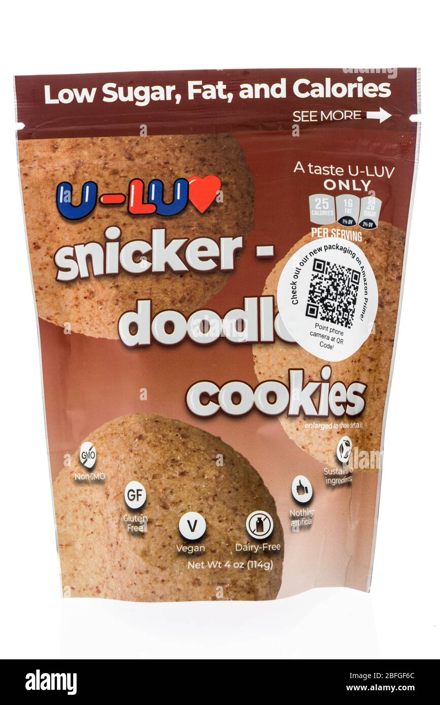 Winneconne, WI - 3 de abril de 2020: Un paquete de U-luv snicker galletas de fideos sobre un fondo aislado. Foto de stock