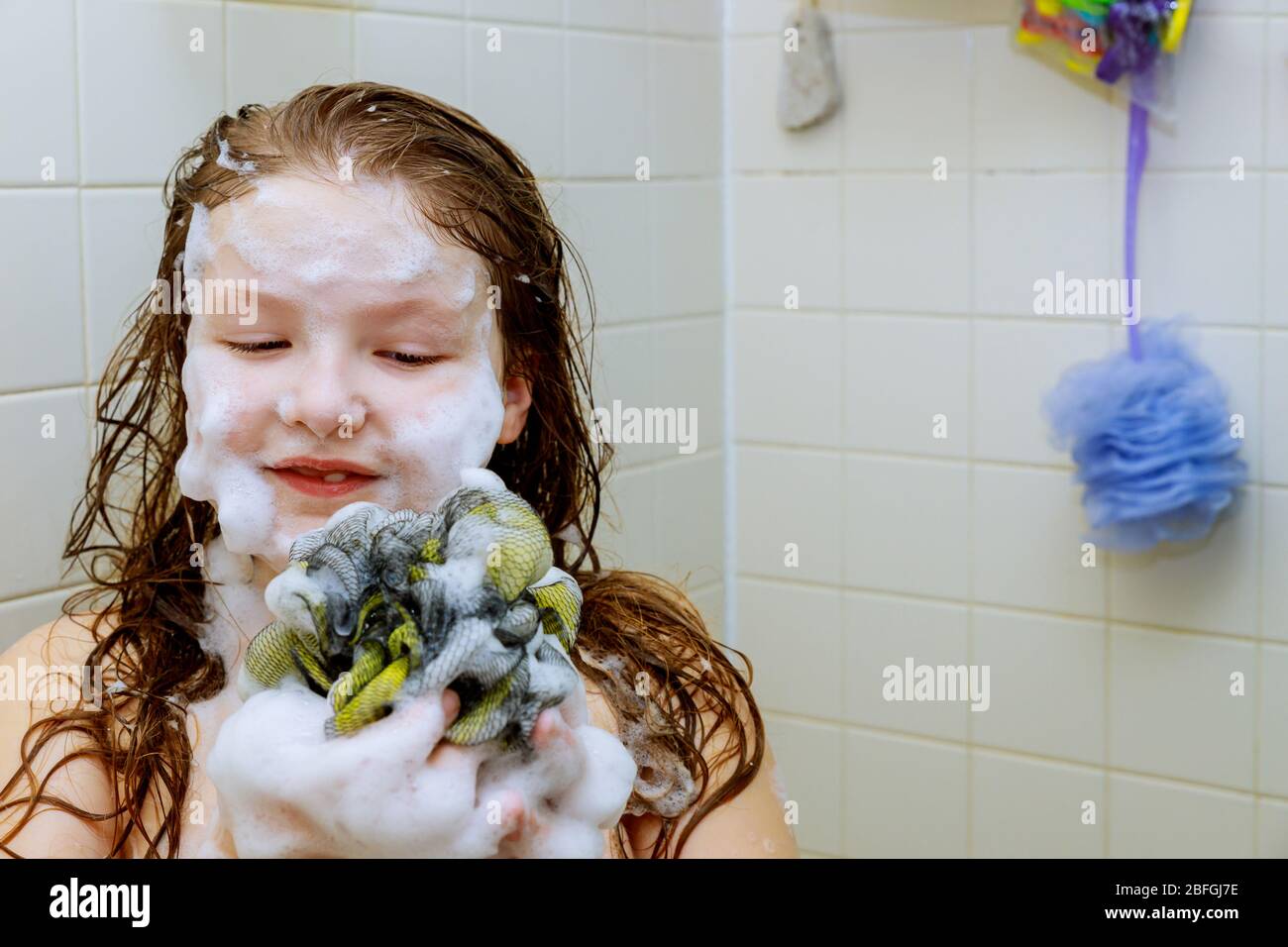 Girl Bathing In The Bathroom Fotografías E Imágenes De Alta Resolución Alamy 6203