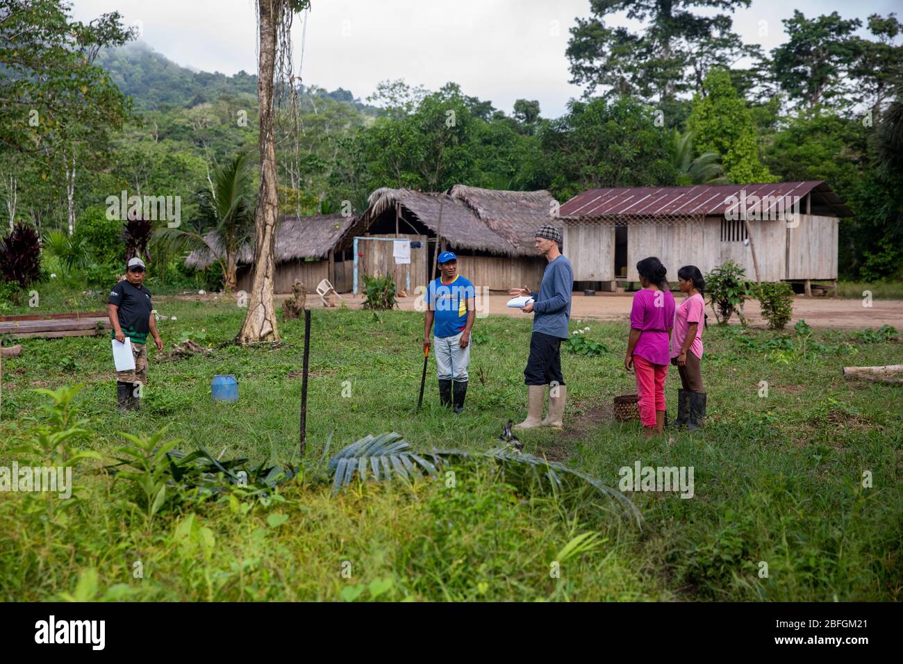 Trabajo de la Comunidad Indígena Shuar en el Amazonas, Ecuador Foto de stock