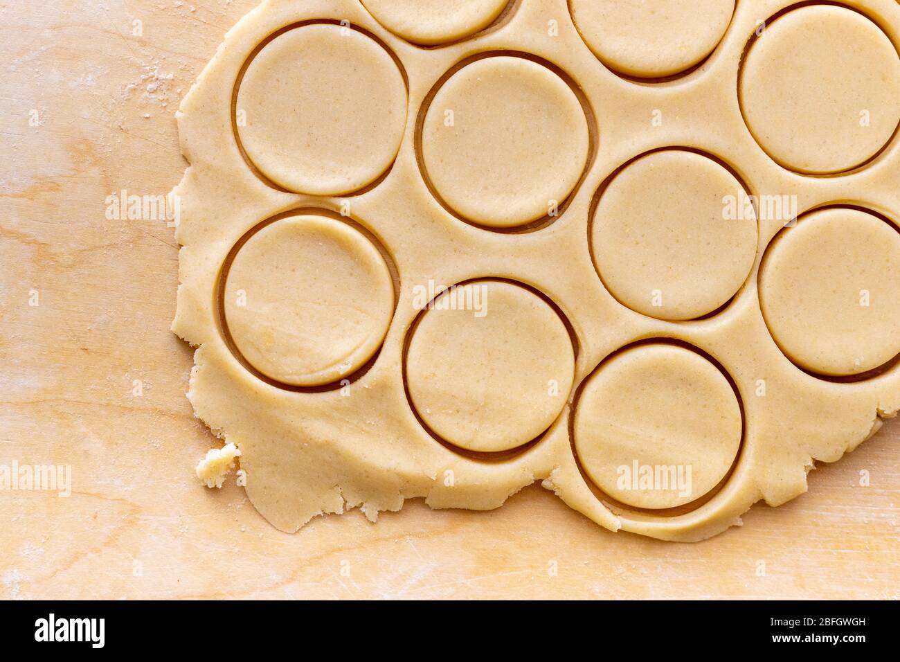 Masa de galletas de mantequilla cruda. Pasteles caseros. Preparativos de Navidad. Panadería. Anillos de masa. Foto de stock