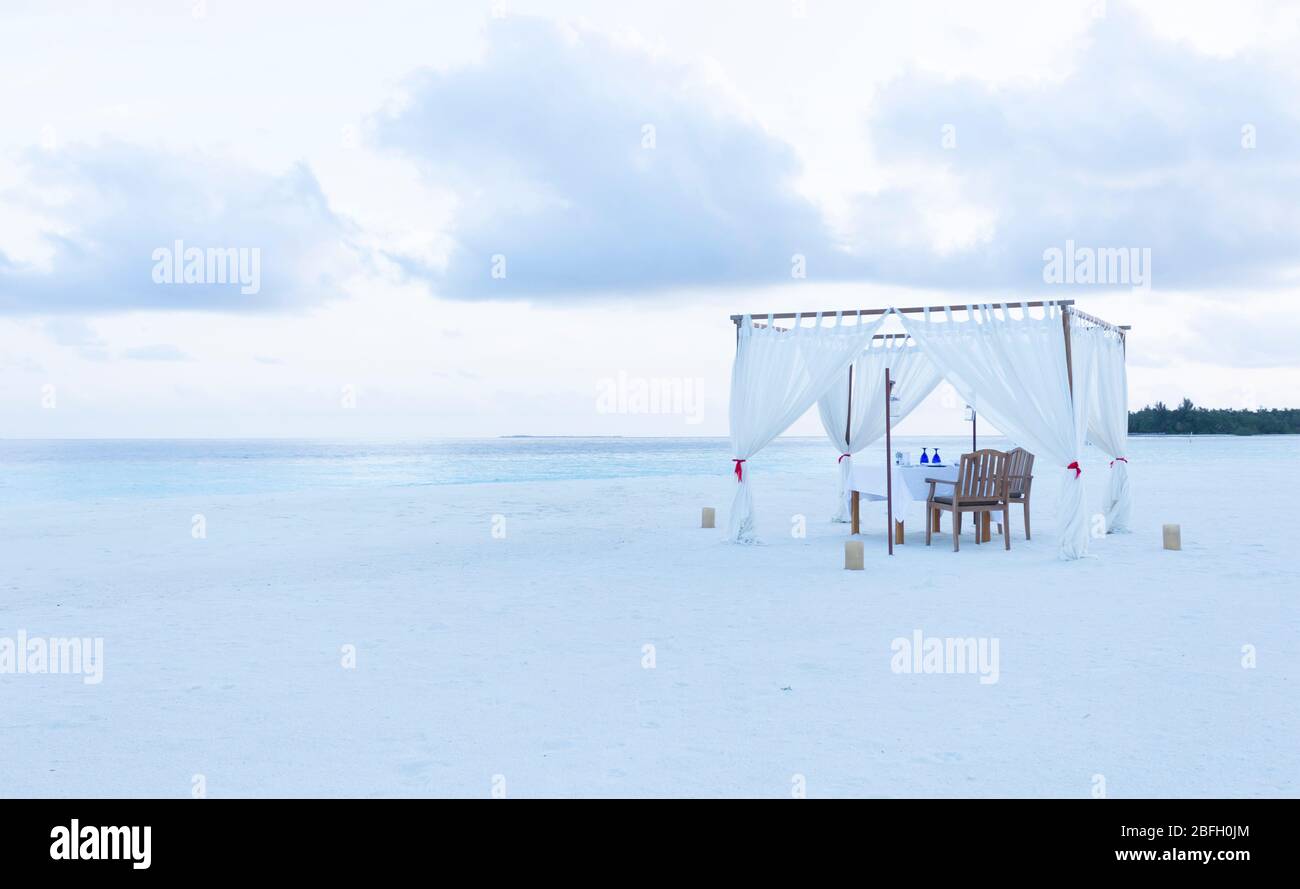 Cena romántica para parejas en la playa de Maldivas Foto de stock