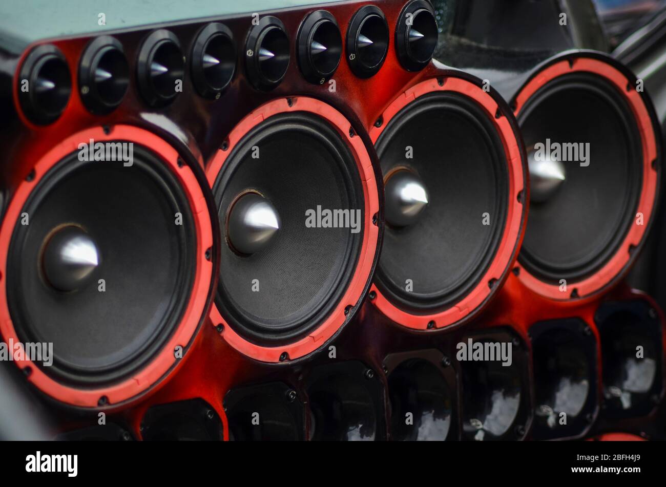 Se han instalado potentes altavoces de audio en la puerta frontal del coche Foto de stock