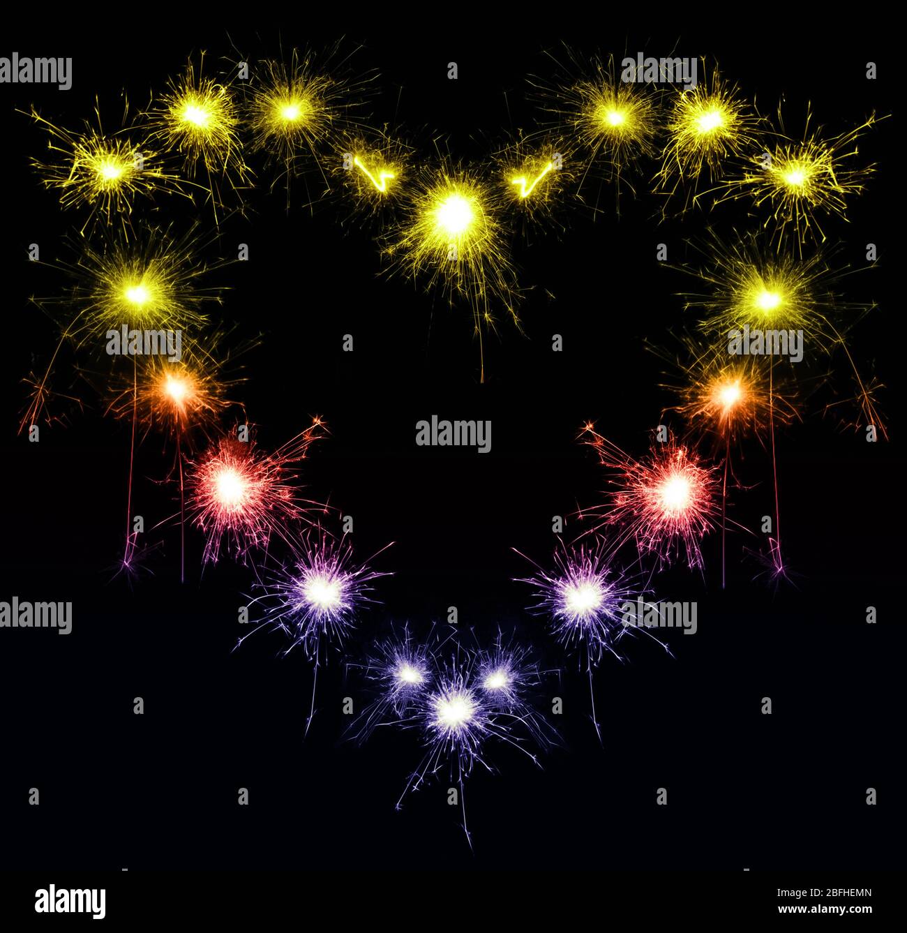 sparklers en forma de corazón sobre fondo negro Foto de stock