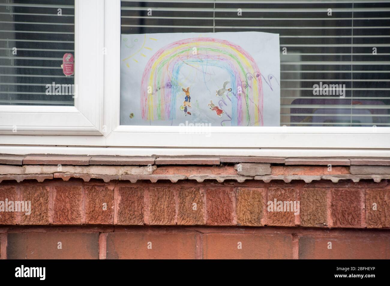 Sheffield Reino Unido – Abril 09 2020: S dibujo descolorido de un arco iris en la ventana durante la pandemia del coronavirus Covid-19 en 34 Fishponds Road, Sheff Foto de stock
