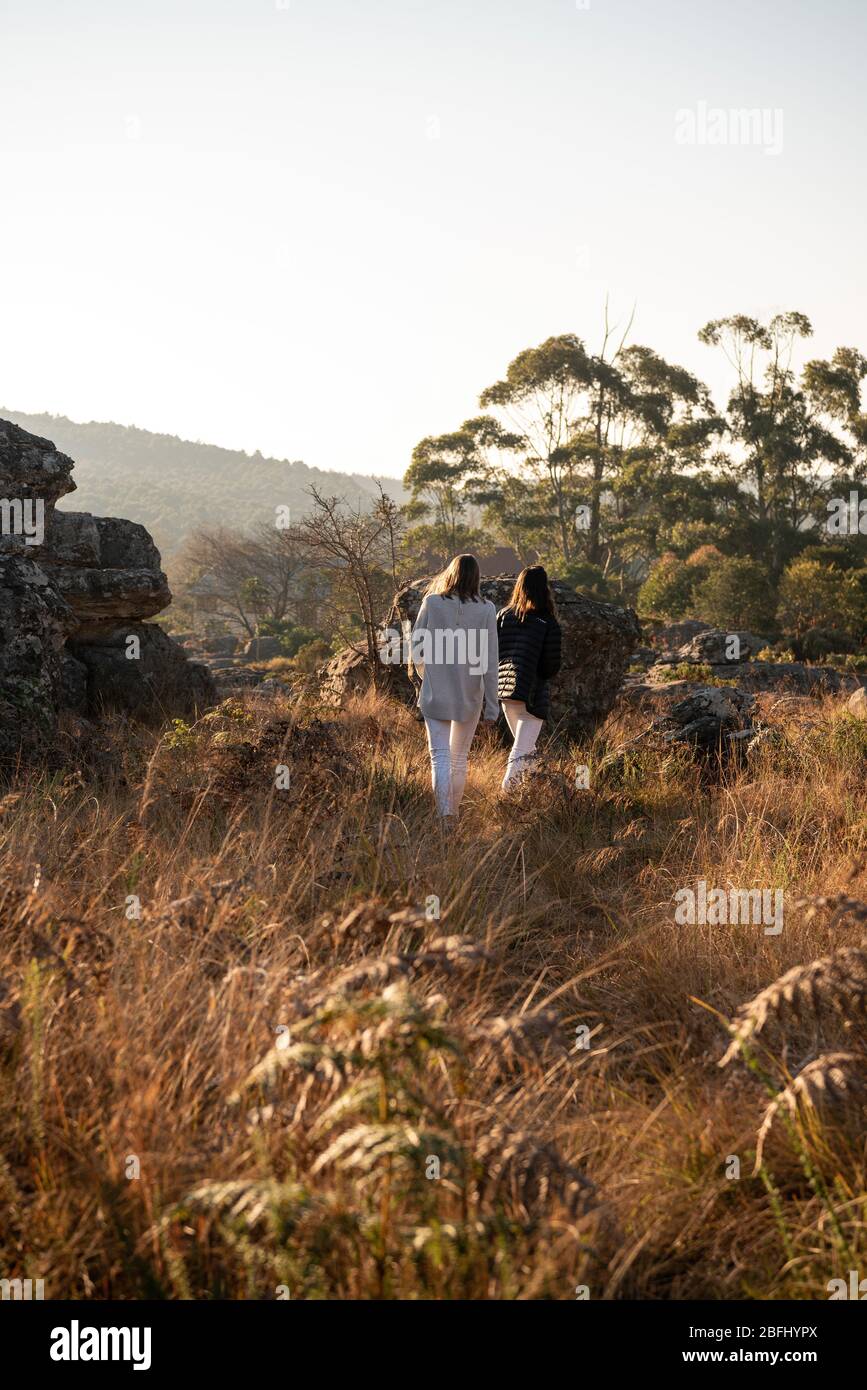 Dos jóvenes que van a dar un paseo por una zona preciosa Foto de stock