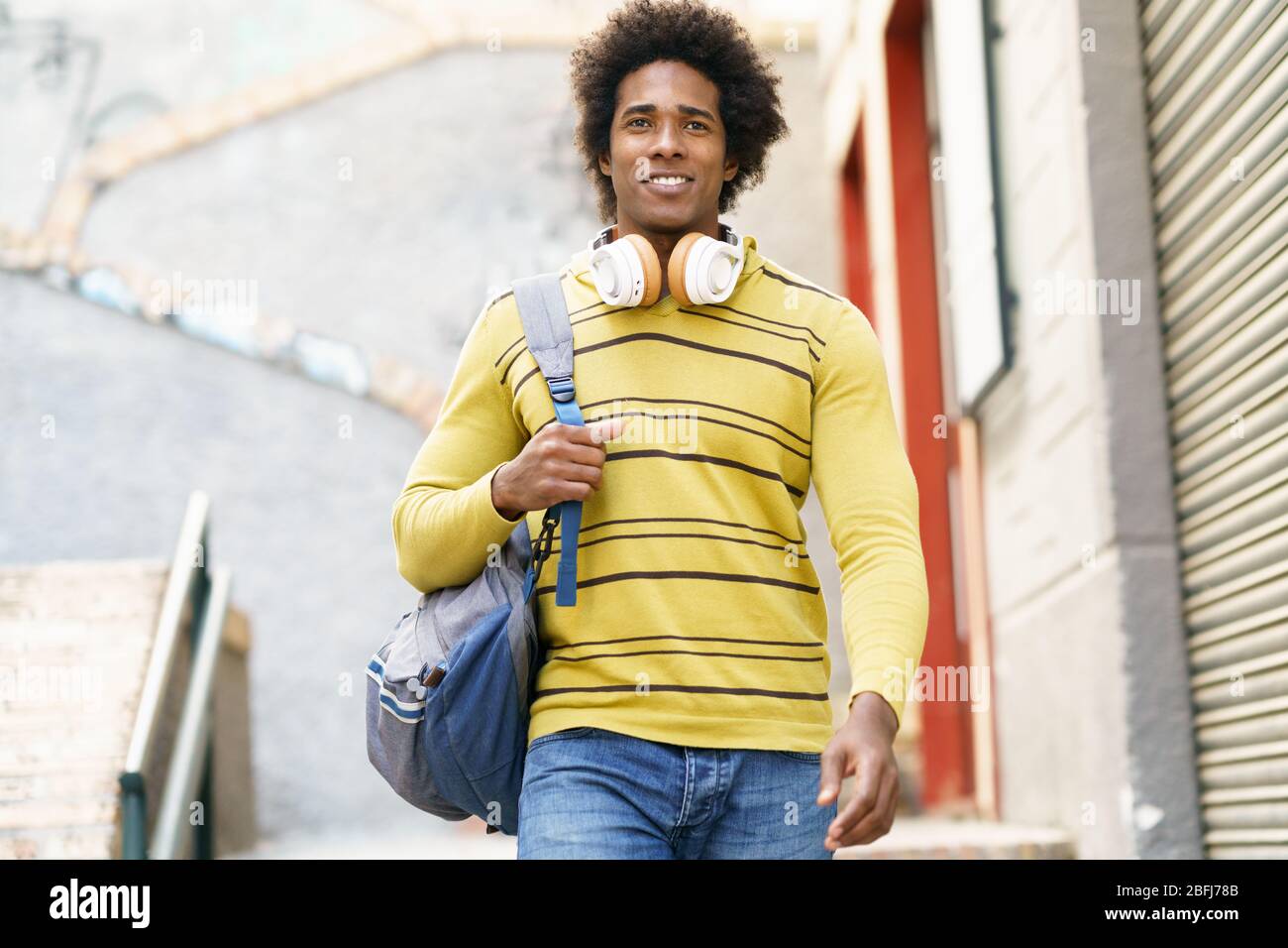 Hombre negro con pelo afro de visita turística en Granada Foto de stock