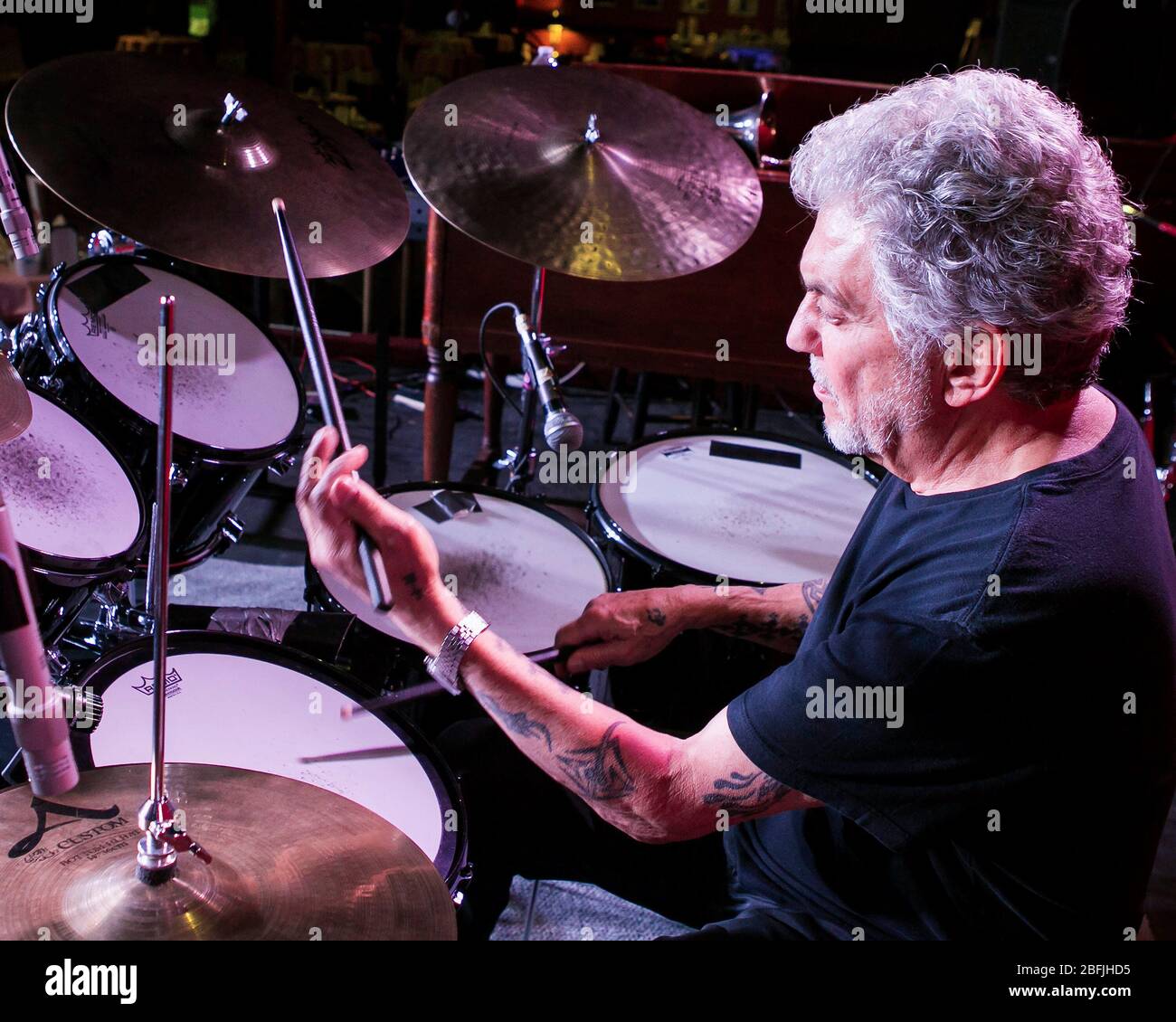 El baterista Steve Gadd se calienta antes de un show con su banda, la banda Steve Gadd, en el Catalina Jazz Club en los Angeles, California. Foto de stock