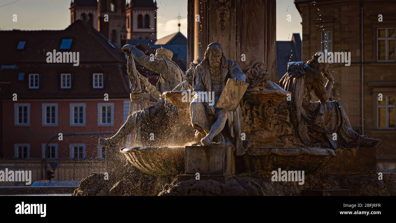 Antigua fuente en la ciudad de Wurzburg, Baviera, Alemania. Arquitectura y viajes en Europa Foto de stock